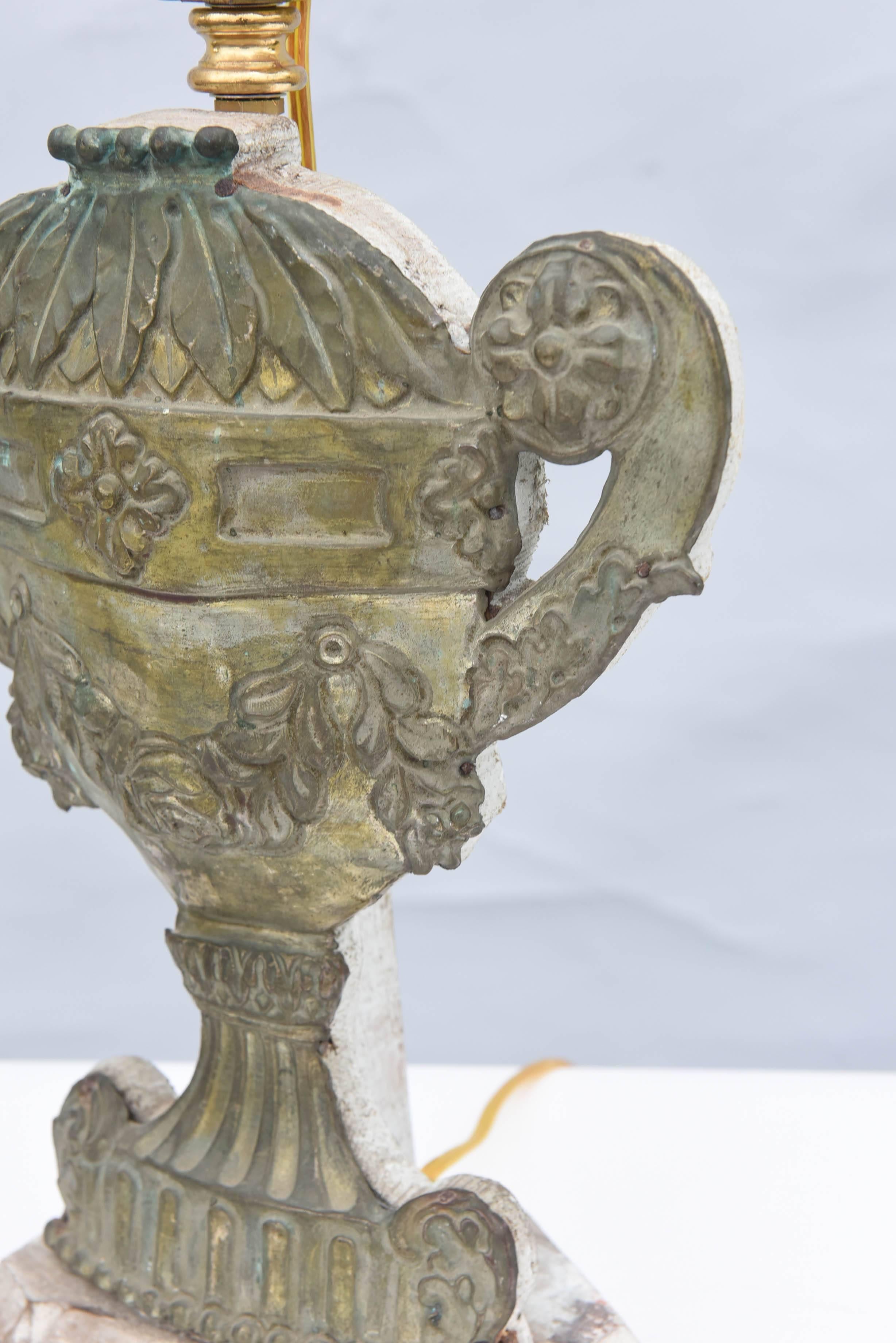 Repoussé Paire de lampes en forme d'urne repoussées en bronze du 19ème siècle en vente