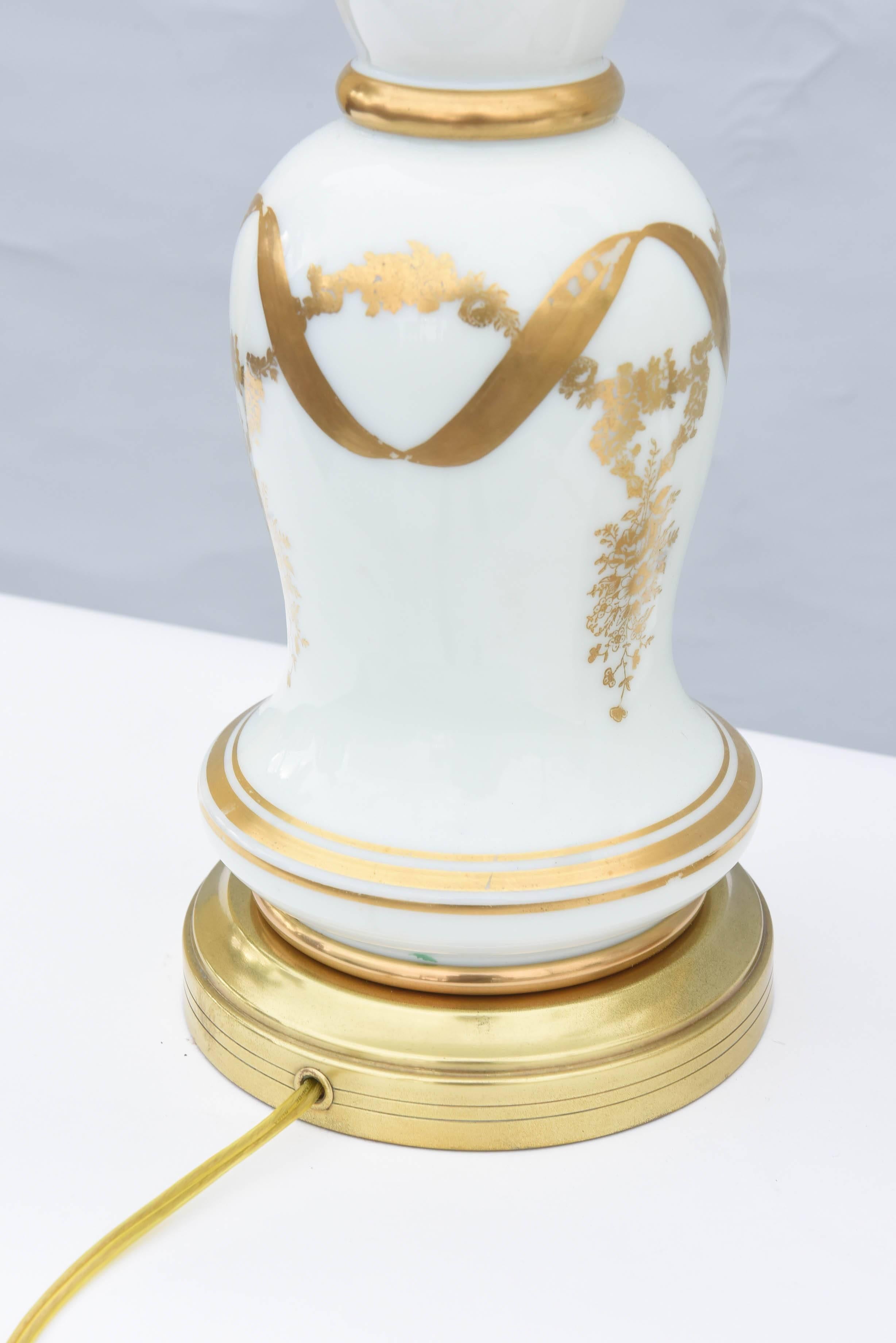 Pareja de Lámparas de Vaso de Leche Estilo Imperio con Dorado Pintado a Mano en venta 3