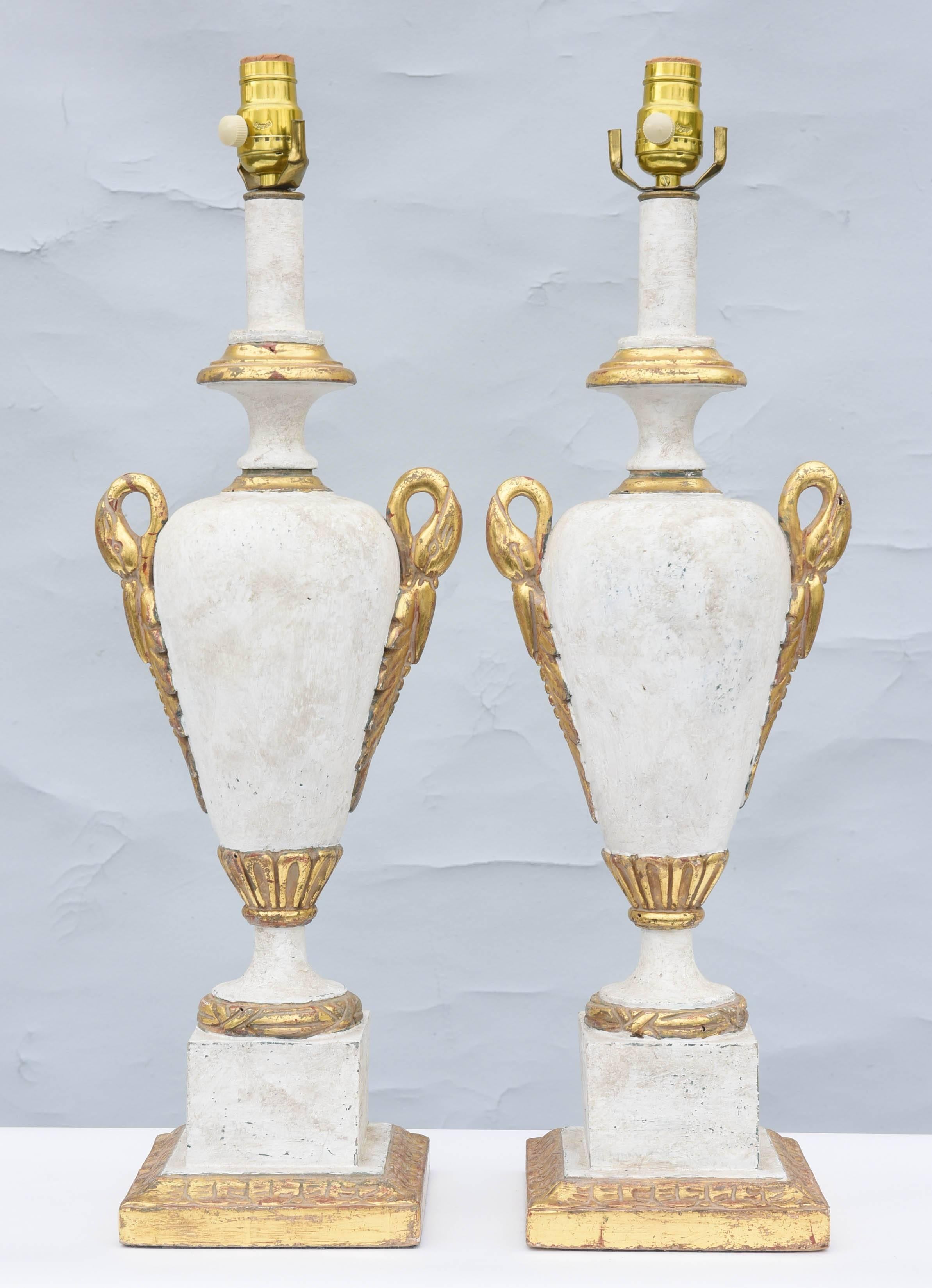 Pair of Gessoed and Parcel Gilt Urn-Form Italian Lamps For Sale 2