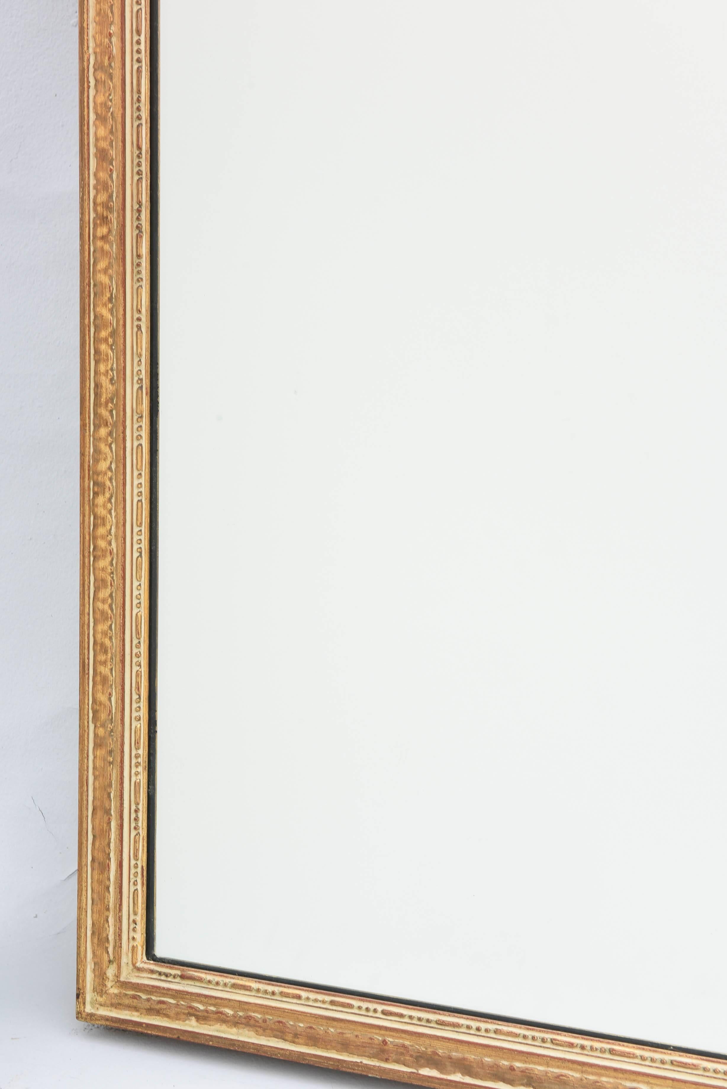 italien Trumeau peint et doré à la feuille avec fronton du 18ème siècle en vente