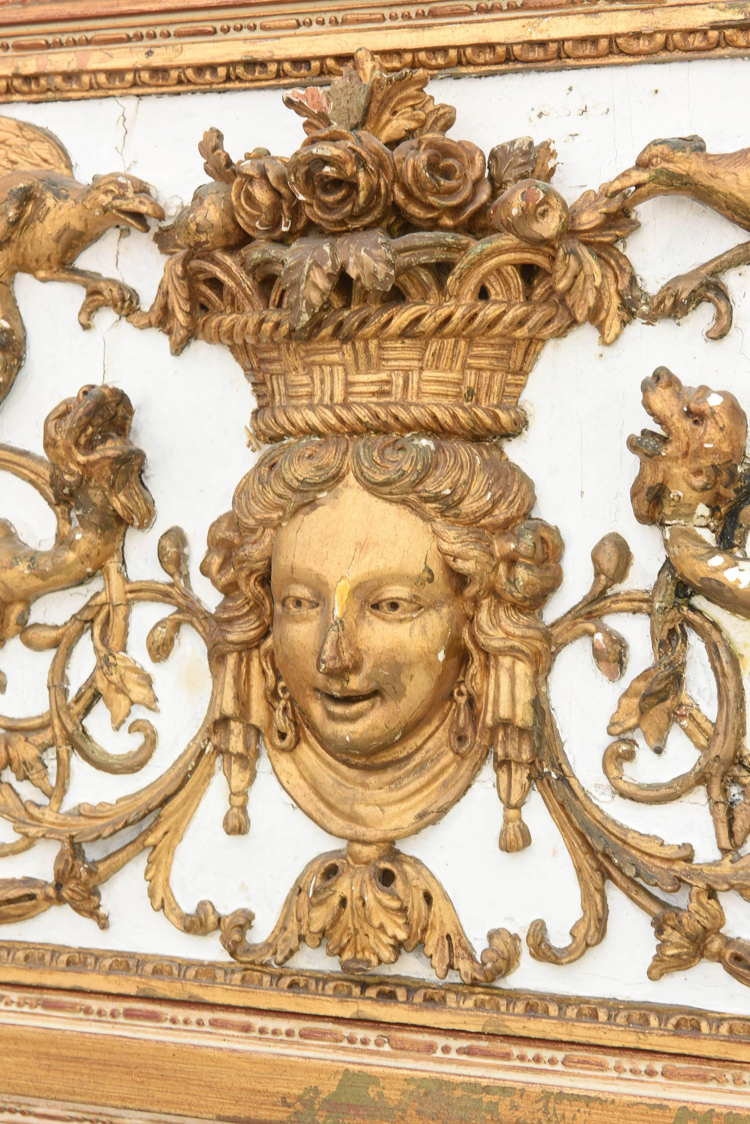 Bois Trumeau peint et doré à la feuille avec fronton du 18ème siècle en vente