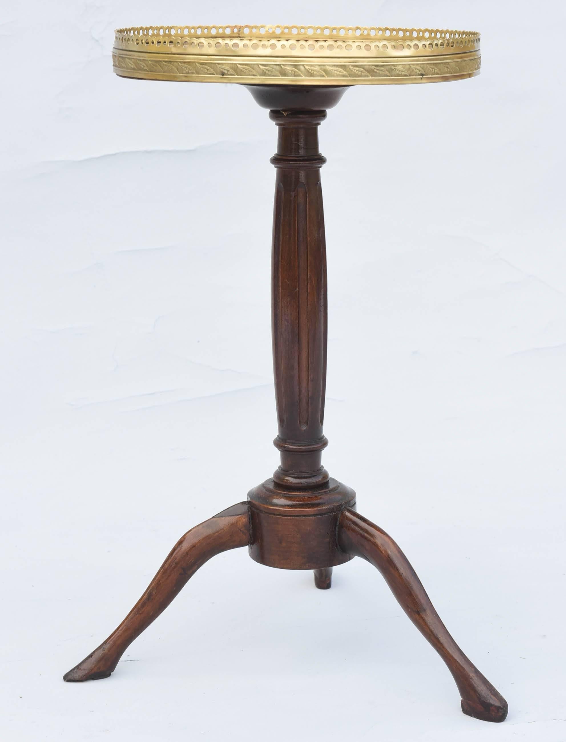 Side table, having a round top of Breche d'Alep marble, with pierced brass gallery, on pedestal base of turned mahogany, raised on three splayed legs.  

Stock ID: D5819
