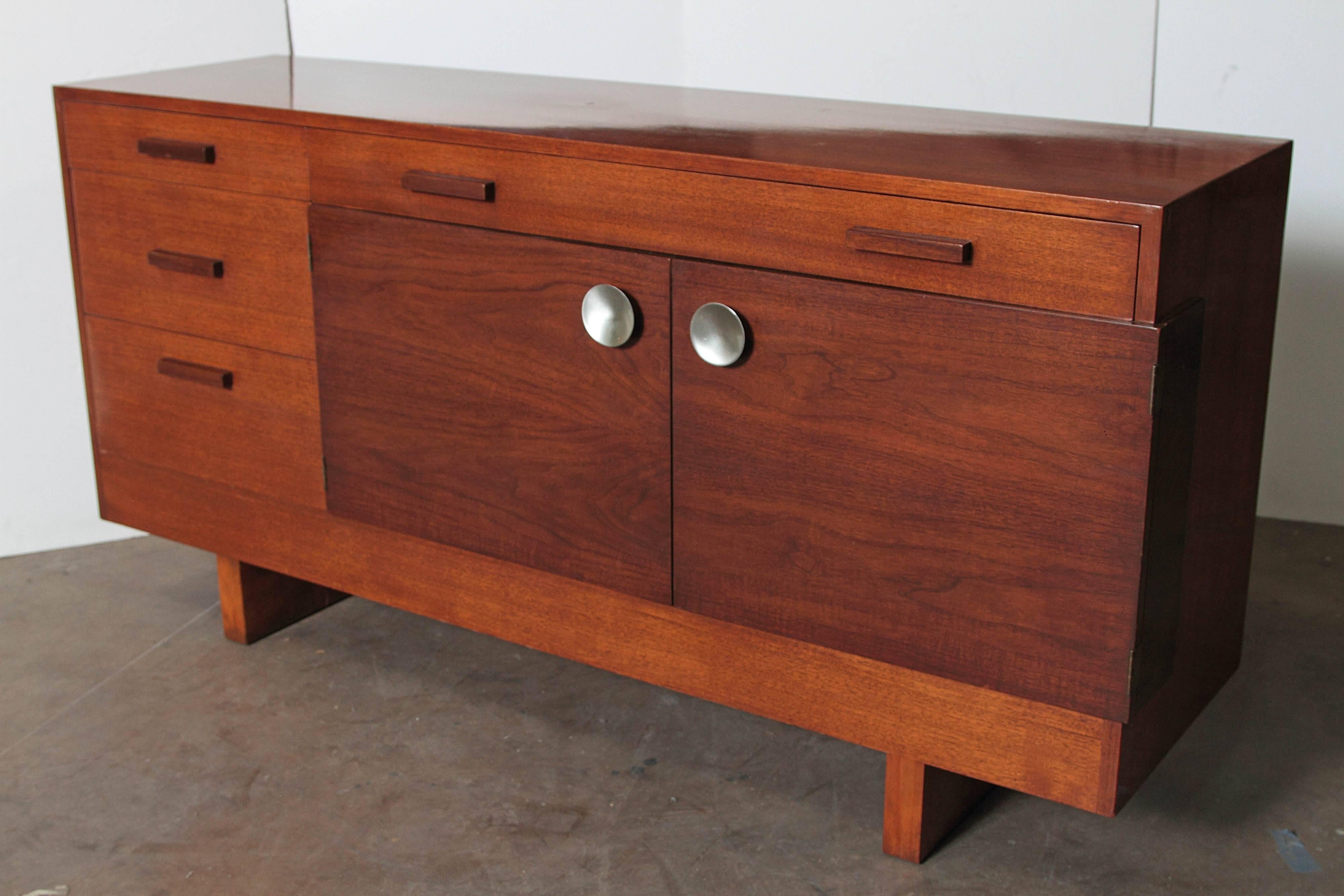 Art Deco Gilbert Rohde Herman Miller No. 3622 Buffet in two-tone walnut
Price reduced from $5800

Featured piece from the H-M Formal dining Group No. 3622.
Original two-tone walnut finish, with birch legs and satin aluminum pulls.

This is a very