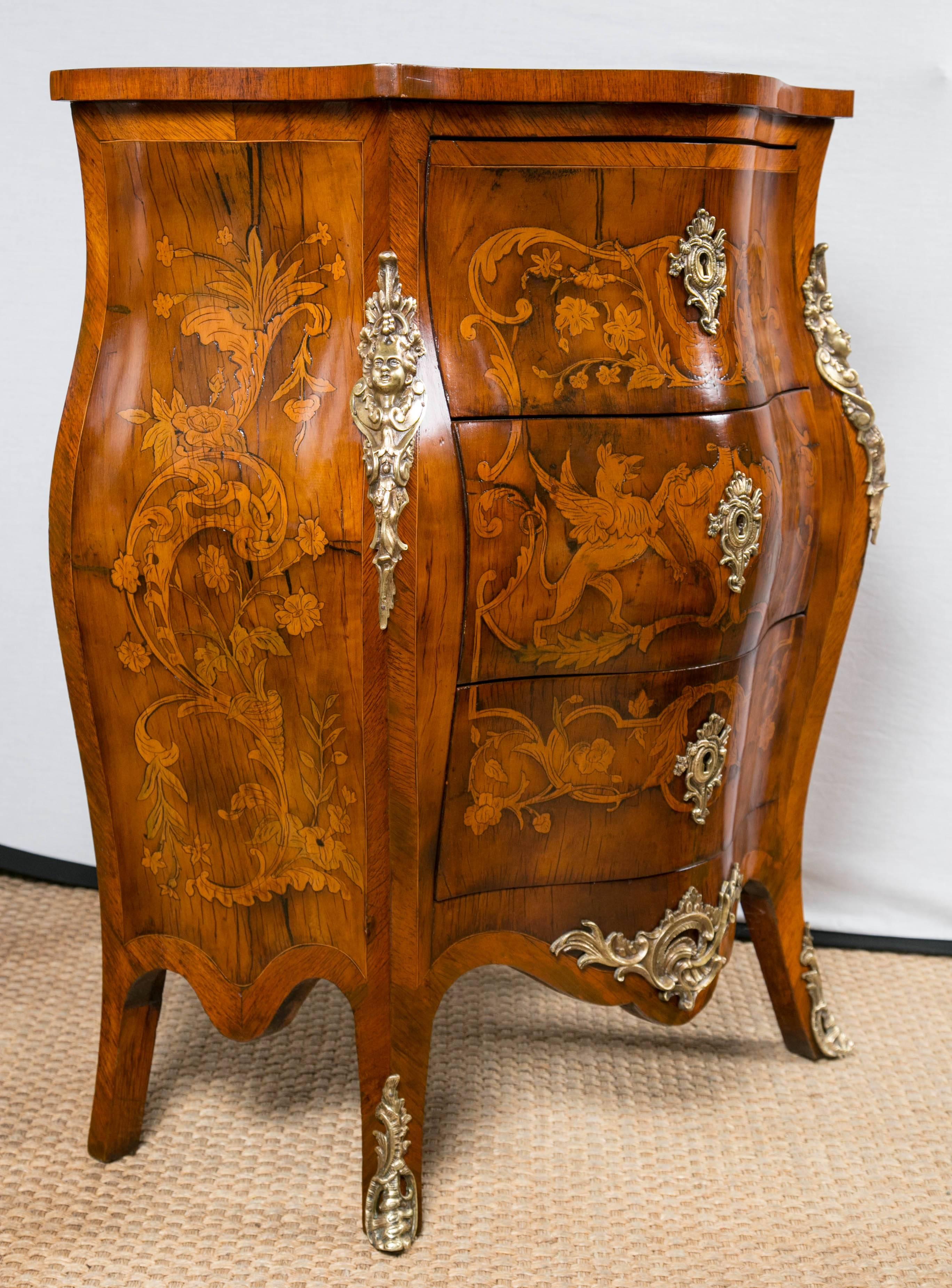 Small Three-Drawer Bronze-Mounted Marquetry Commode In Excellent Condition In Woodbury, CT