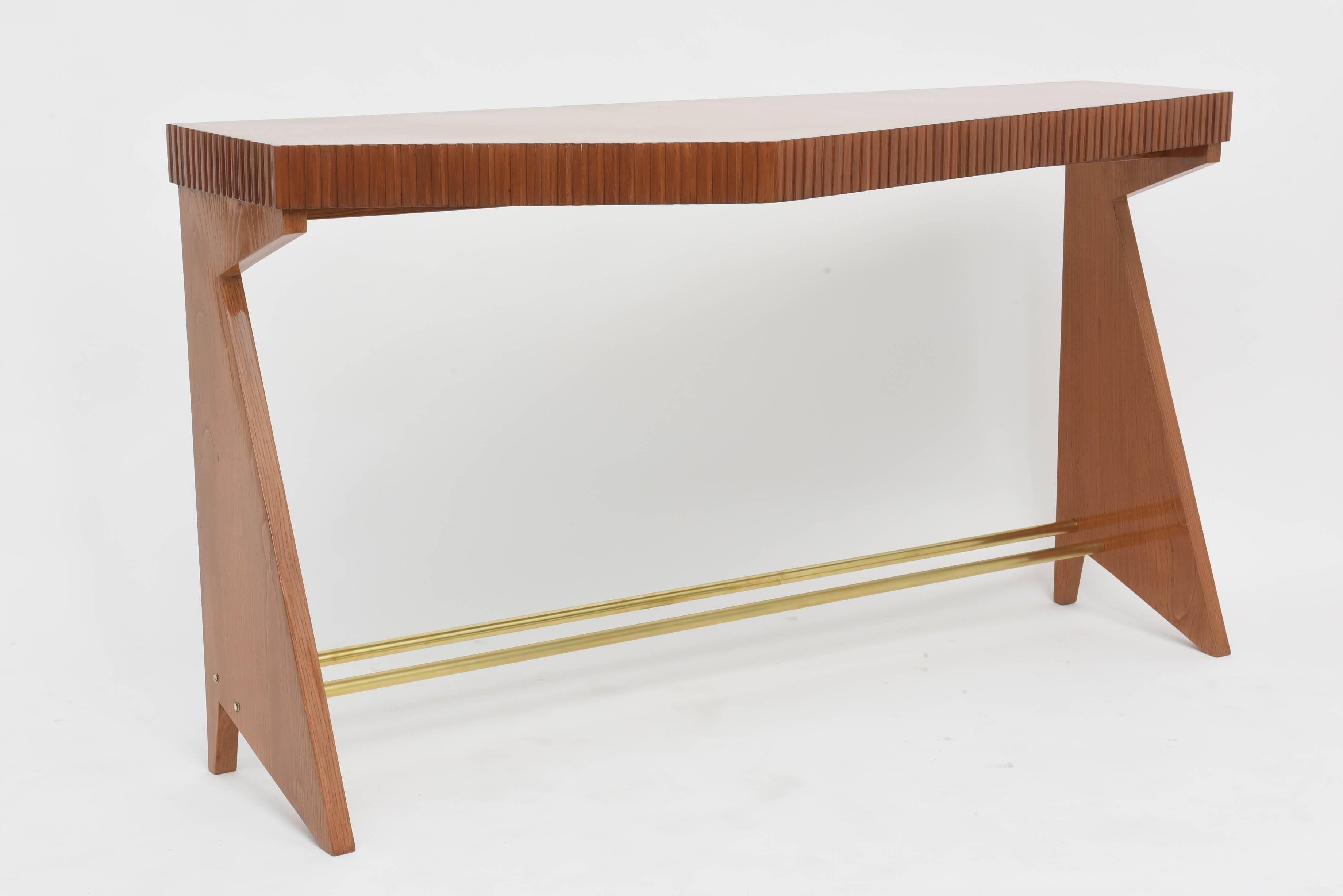 Fine Italian Modern Walnut and Brass Console Table, Dassi In Excellent Condition For Sale In Hollywood, FL