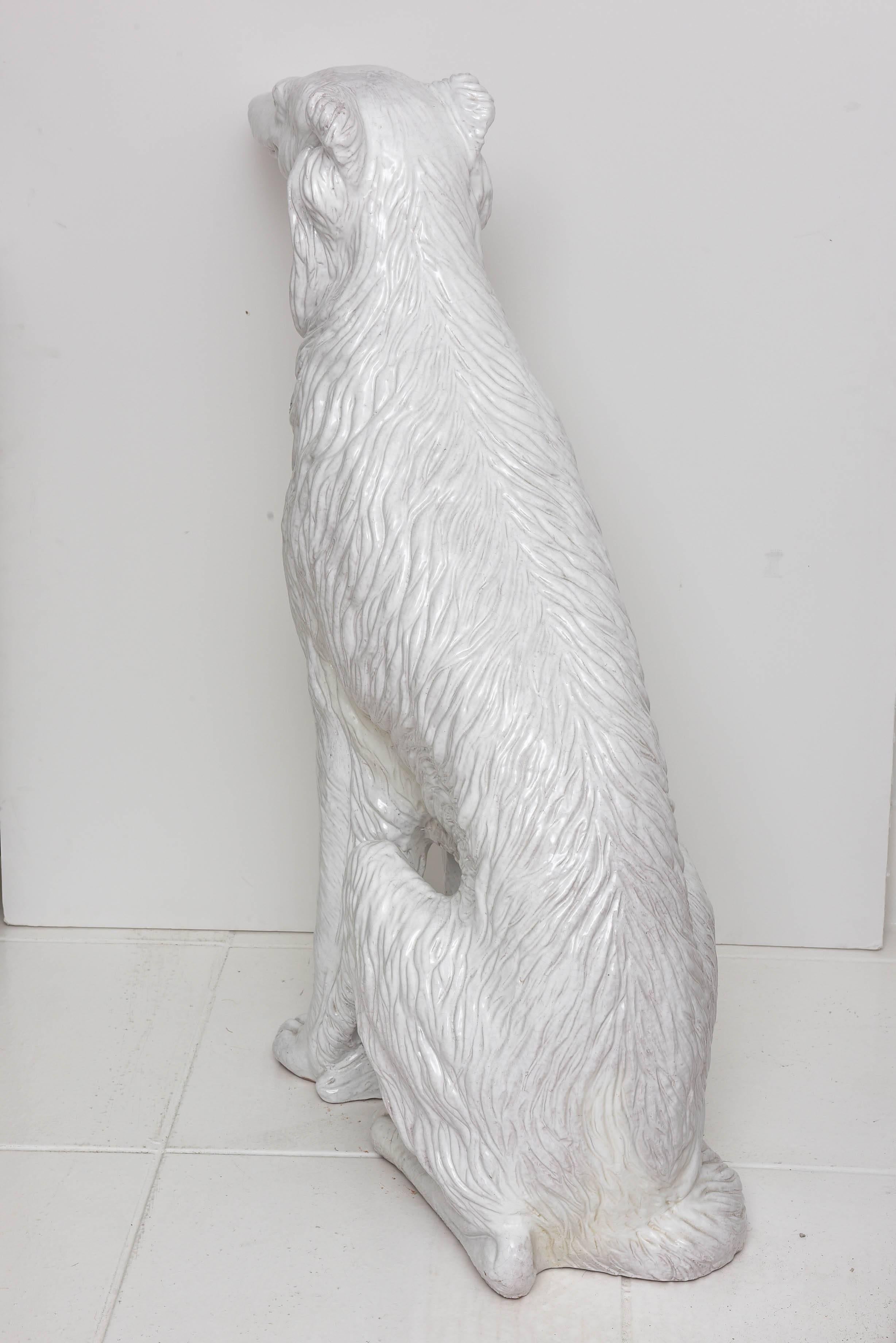 Borzoi in italienischer, weiß glasierter Terrakotta in Lebensgröße  (Glasiert) im Angebot