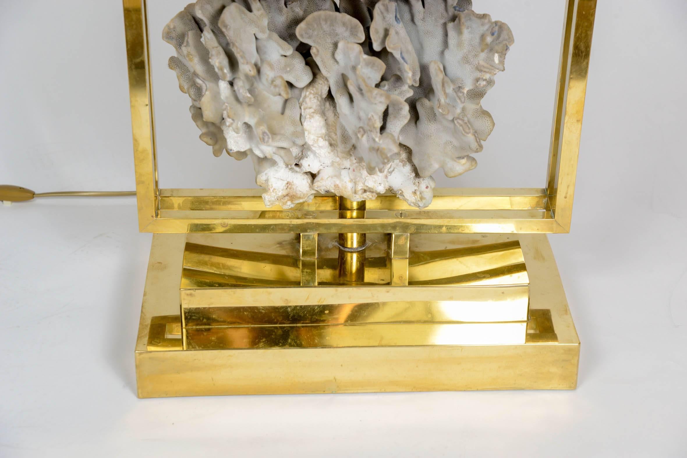 Luxuriöse Lampe aus Messing und Koralle im Stil von Ado Chale (Belgisch) im Angebot