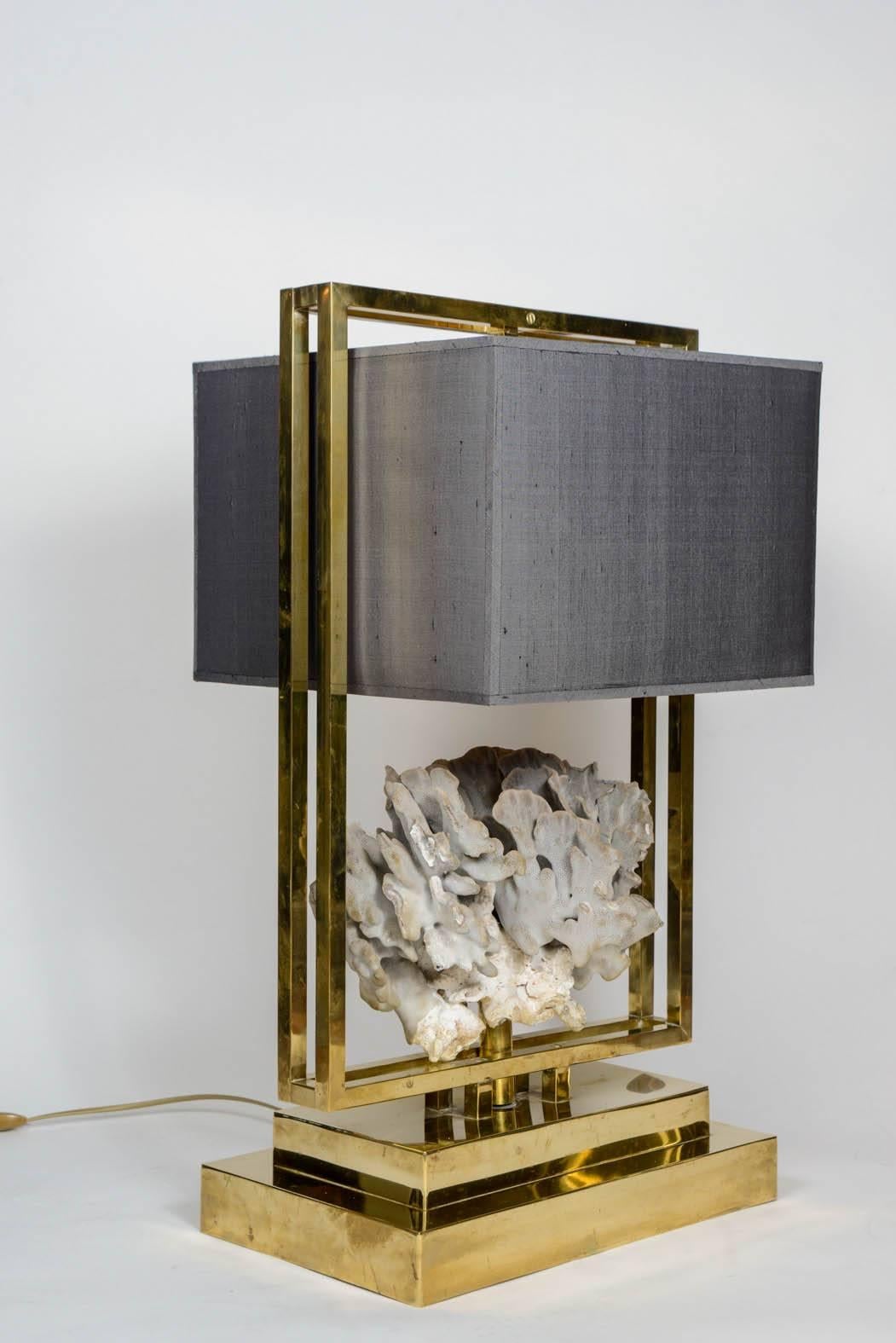 Luxuriöse Lampe aus Messing und Koralle im Stil von Ado Chale (Ende des 20. Jahrhunderts) im Angebot