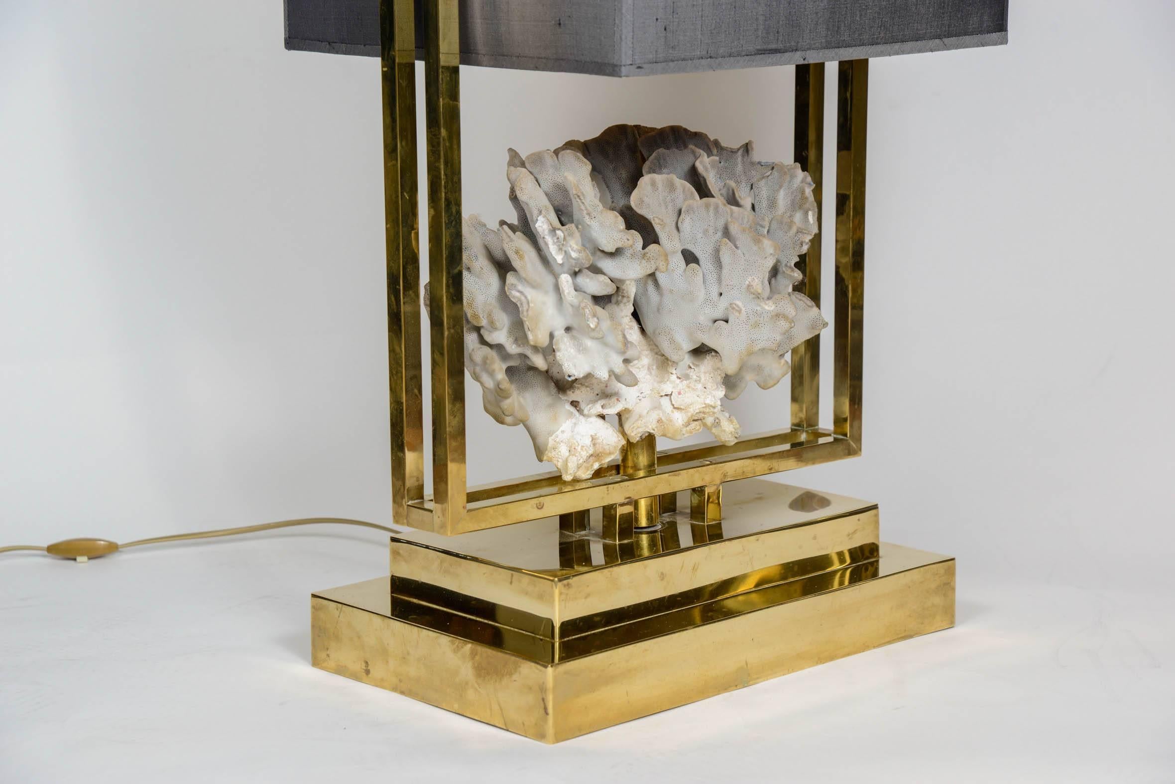 Luxuriöse Lampe aus Messing und Koralle im Stil von Ado Chale im Angebot 1