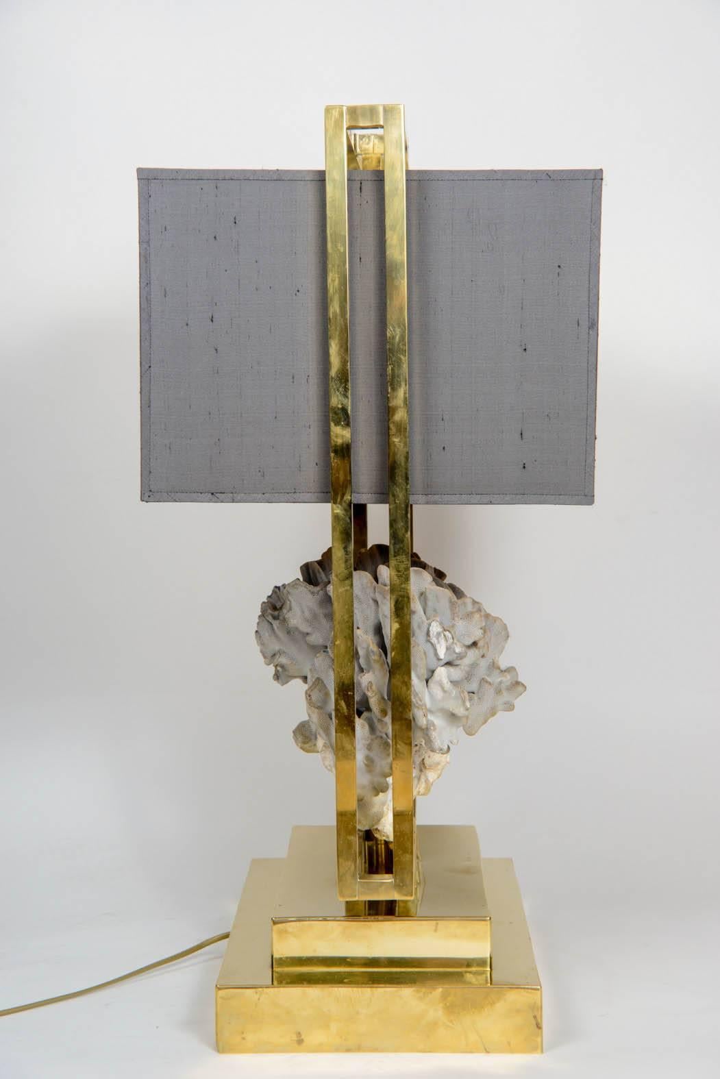 Luxuriöse Lampe aus Messing und Koralle im Stil von Ado Chale im Angebot 3