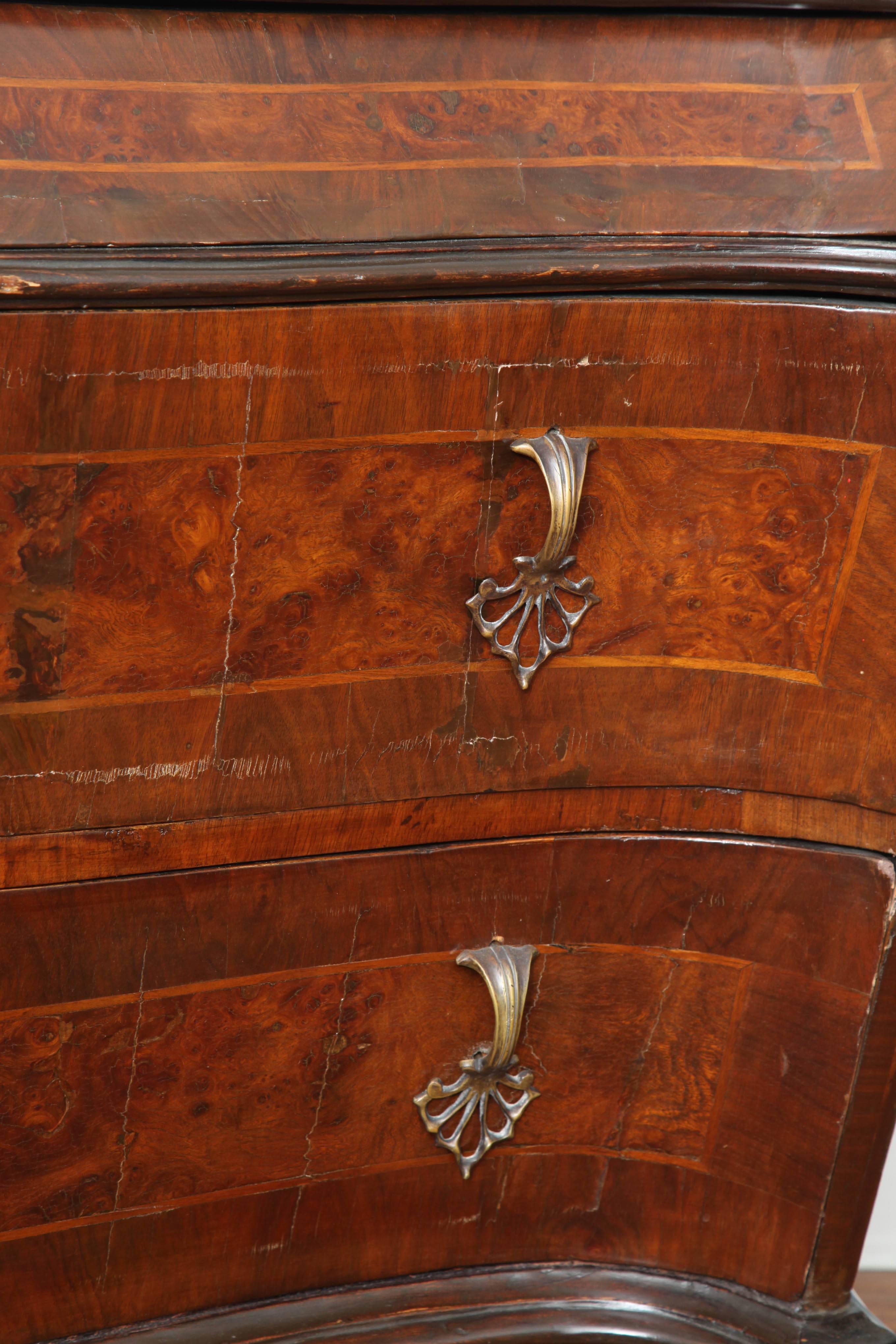 Venetian Mid-18th Century Rococo Walnut and Burl Walnut Commode In Excellent Condition For Sale In New York, NY