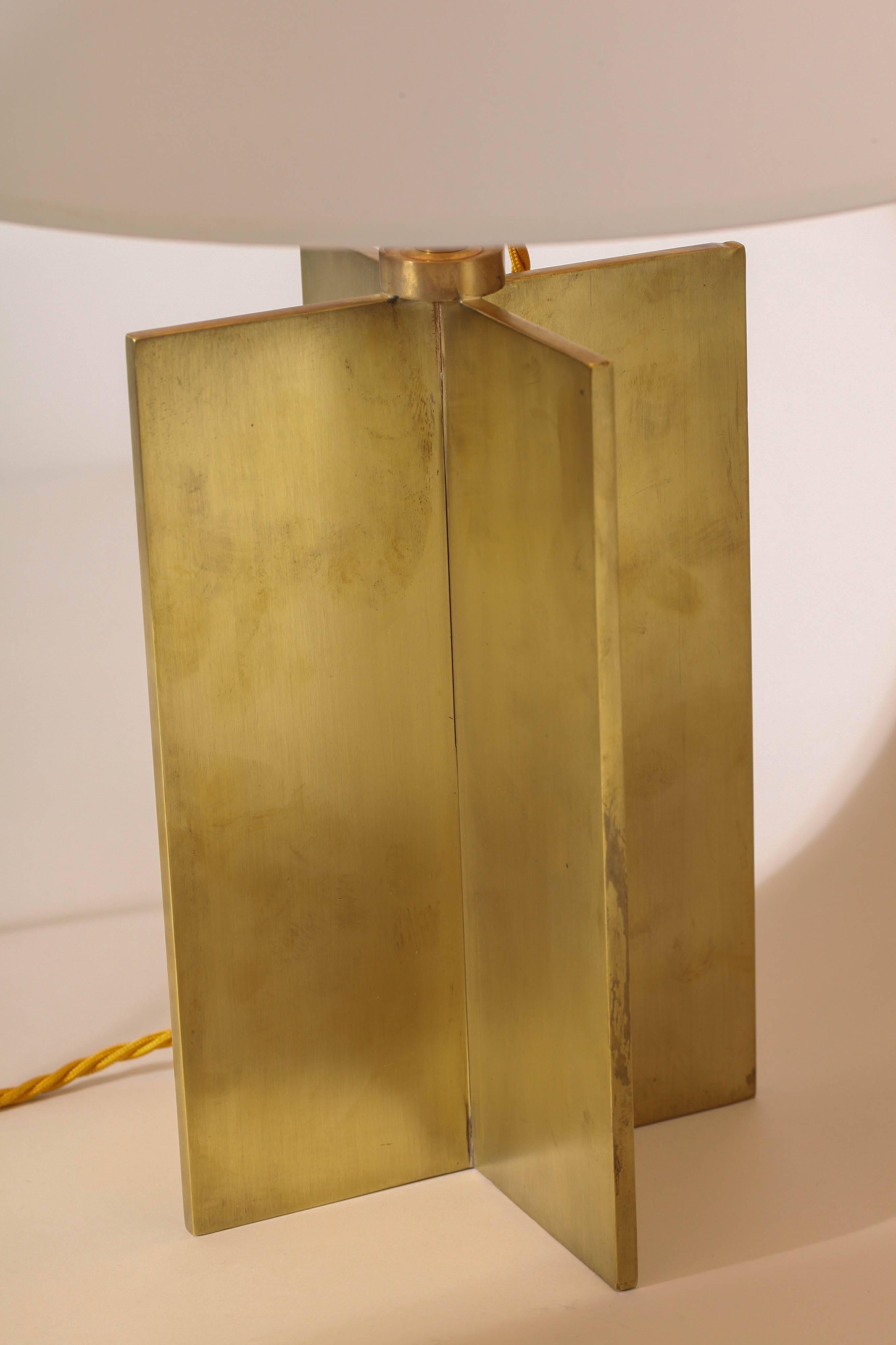 With four perpendicular brass rectangles radiating from a central attachment.
Paper shades.
Rewired to American standard.
Good working condition.
Produced by Comte, Buenos Aires, Argentina
With a certificate of authenticity from the Comite