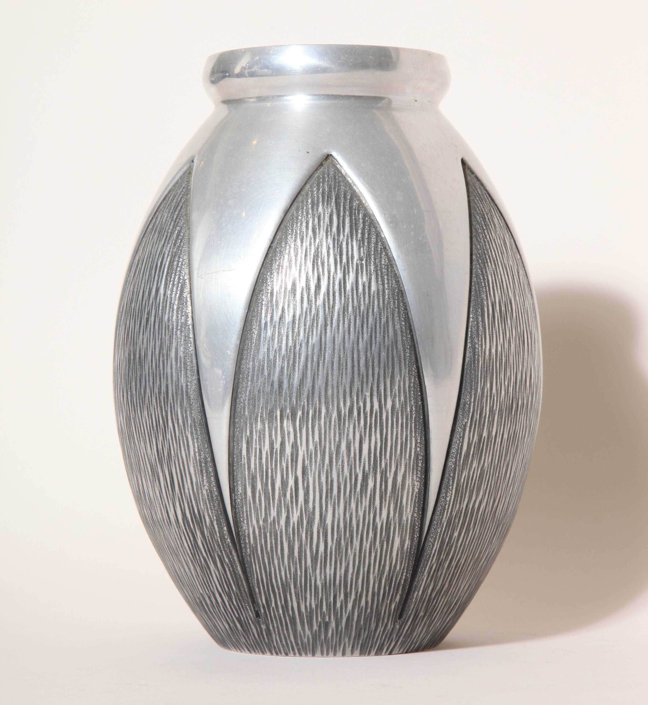Art déco Vase Art Déco français Rene Delavan en aluminium martelé à la main