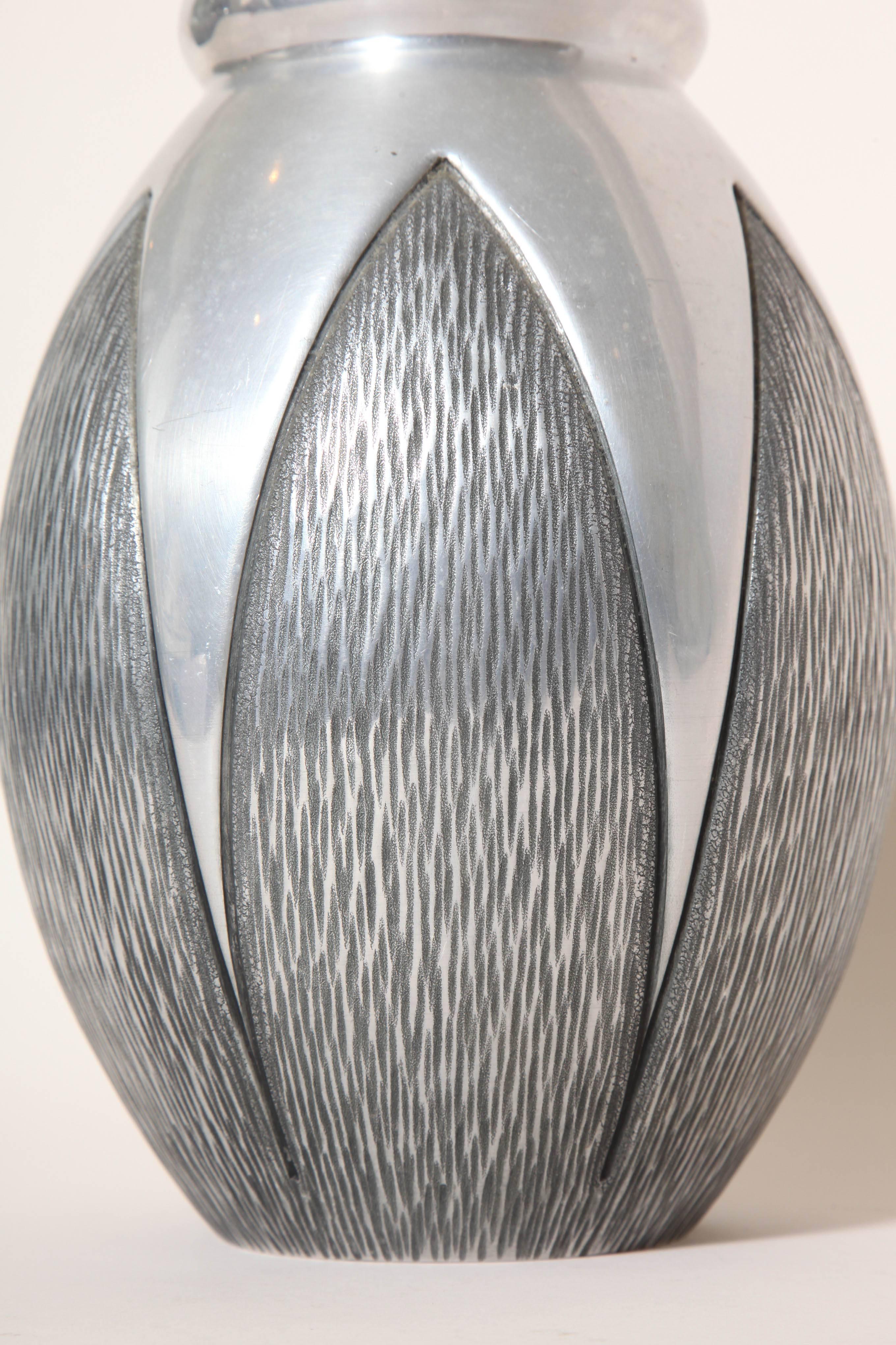 Français Vase Art Déco français Rene Delavan en aluminium martelé à la main