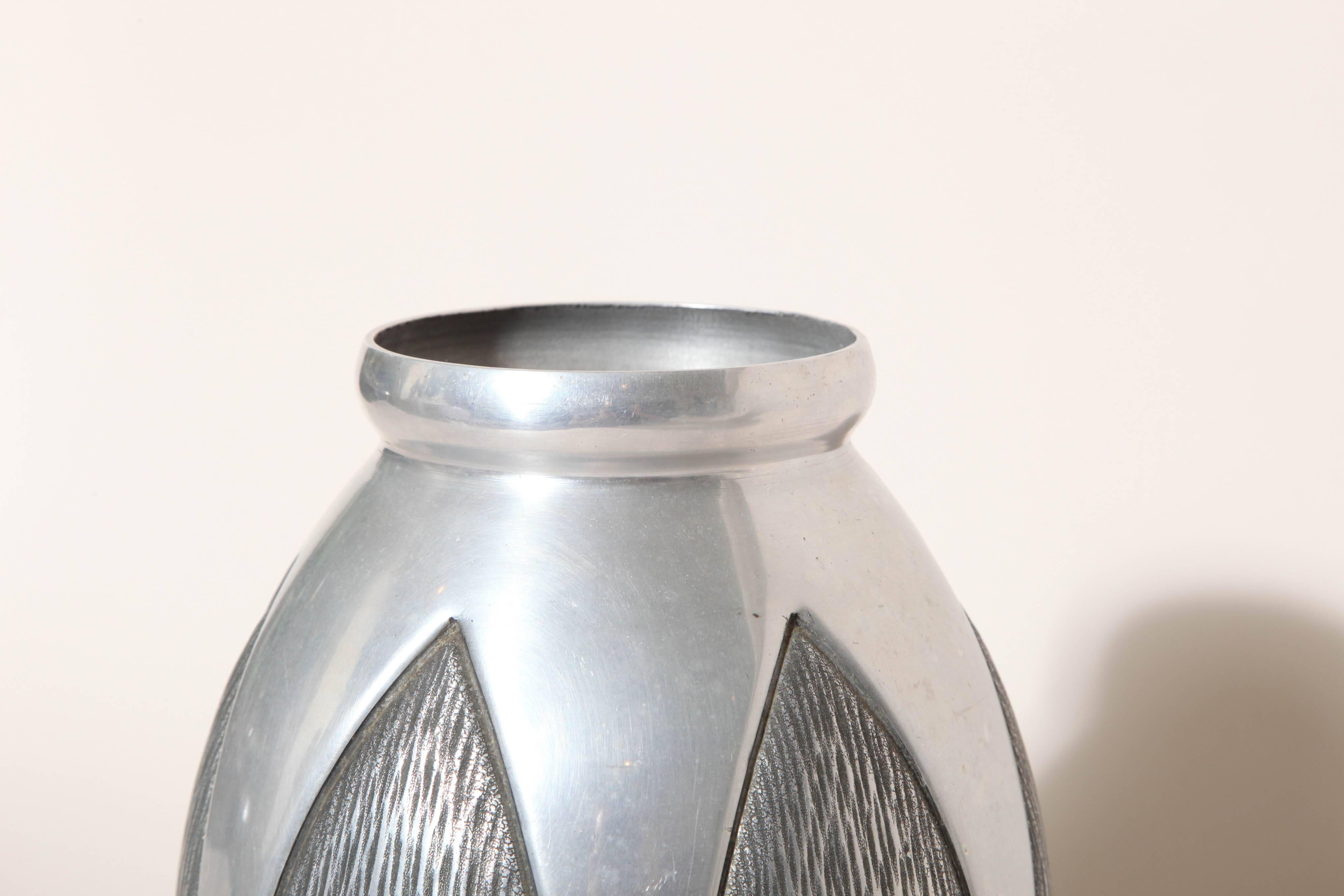 Martelé Vase Art Déco français Rene Delavan en aluminium martelé à la main