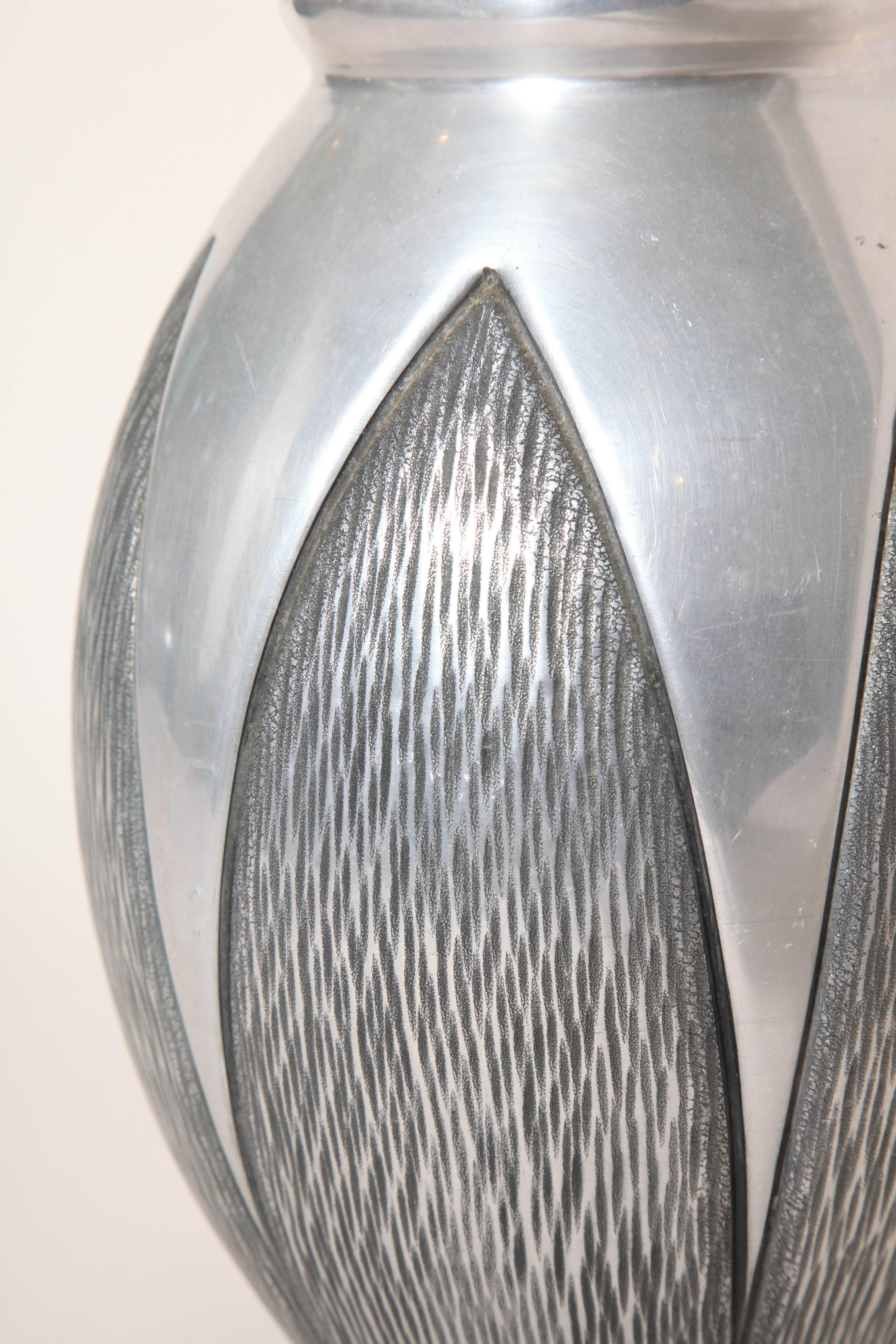 Vase Art Déco français Rene Delavan en aluminium martelé à la main Excellent état à New York, NY