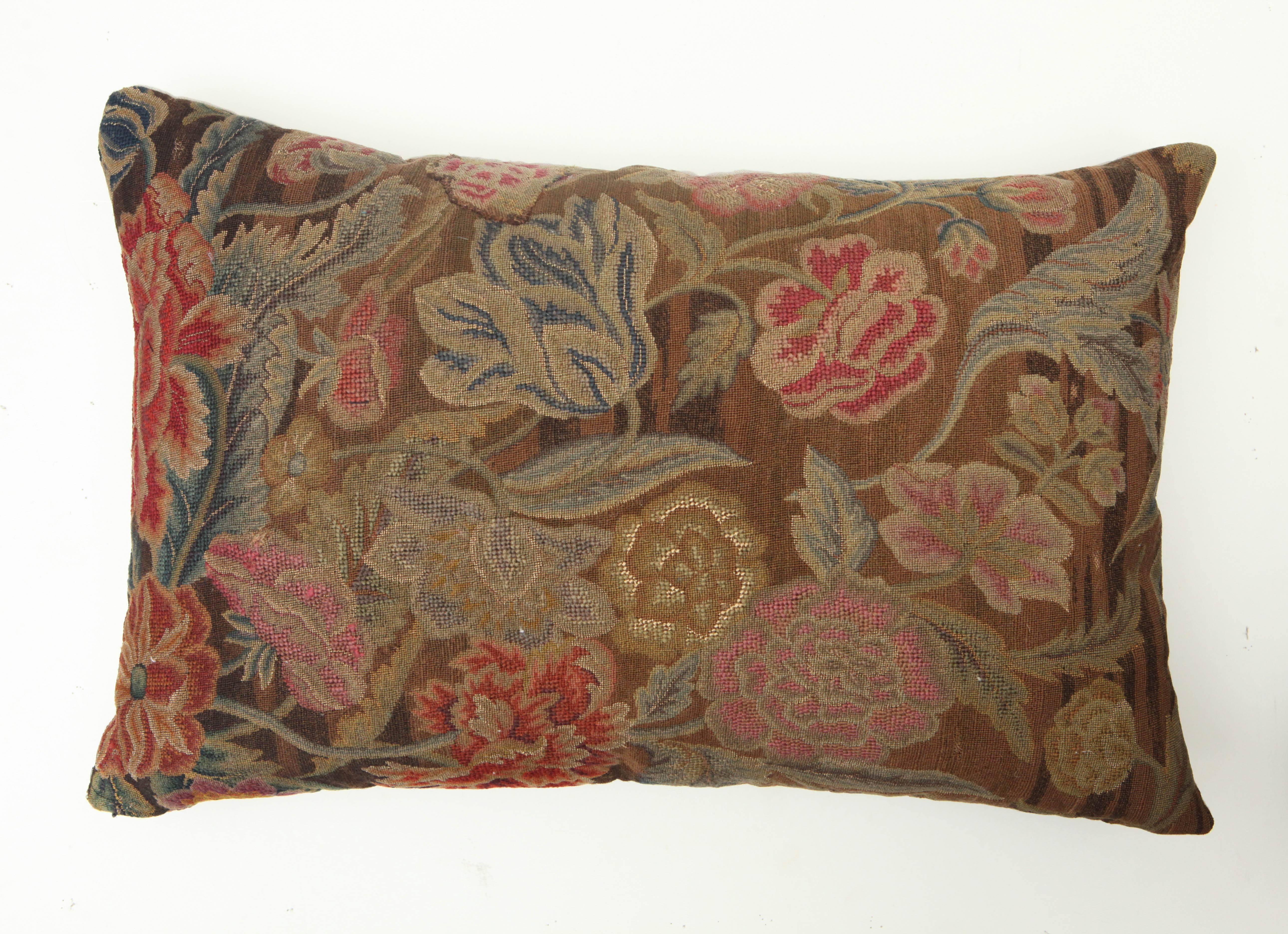 All over floral design in red, pink and blue on a brown varigated background.
Natural Linen backing. Feather and down fill. Invisible zipper.