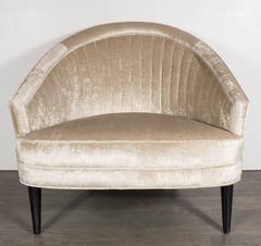 Exceptionnel fauteuil club moderniste du milieu du siècle à dossier cannelé en velours Smoky Oyster