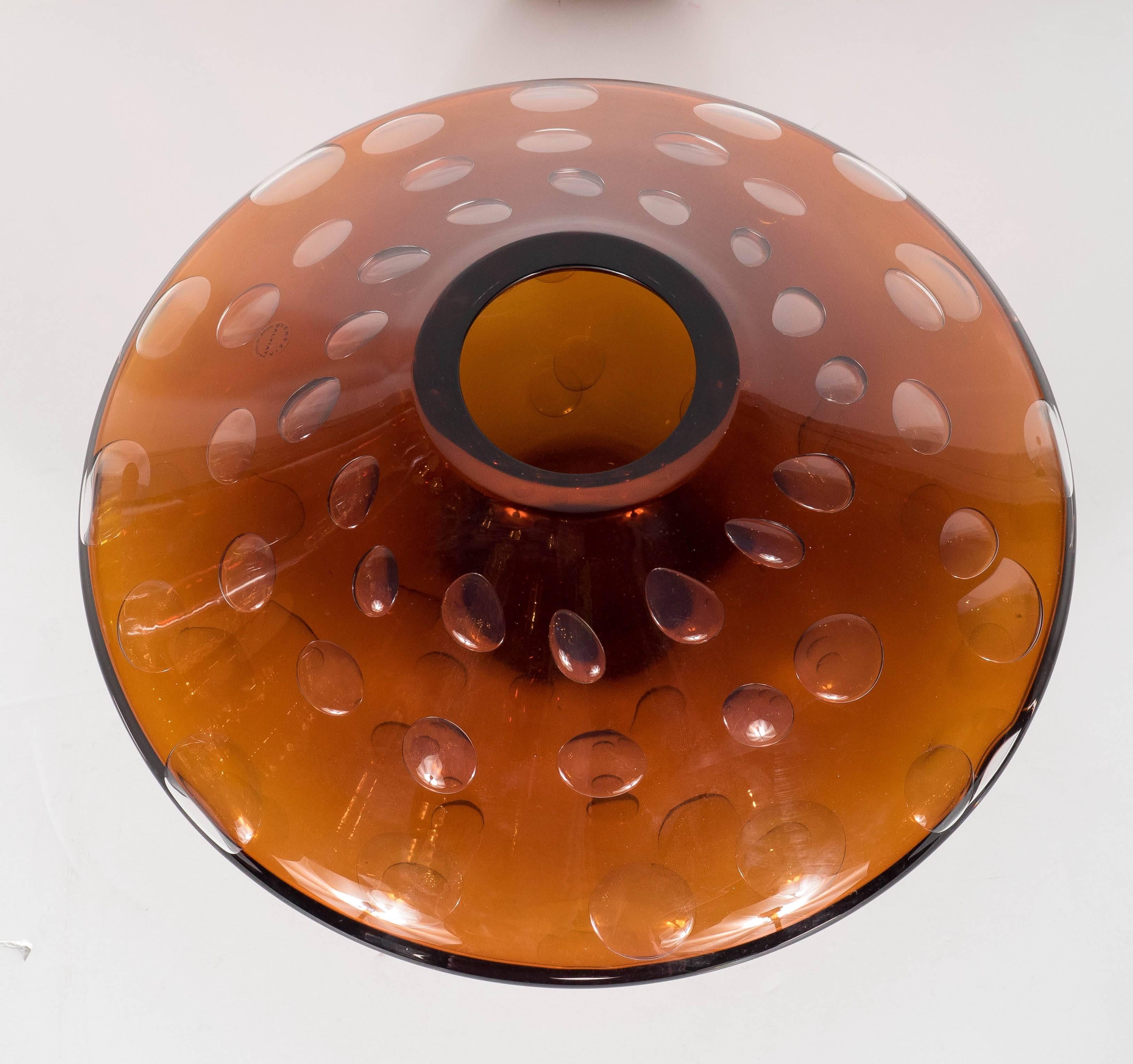 This sculptural Mid-Century Modernist Murano glass disc form vase by Salviati features large graphic bubbles trapped within the glass creating a visual pattern, the glass is a rich tobacco color and when light catches the glass it turns to a rich