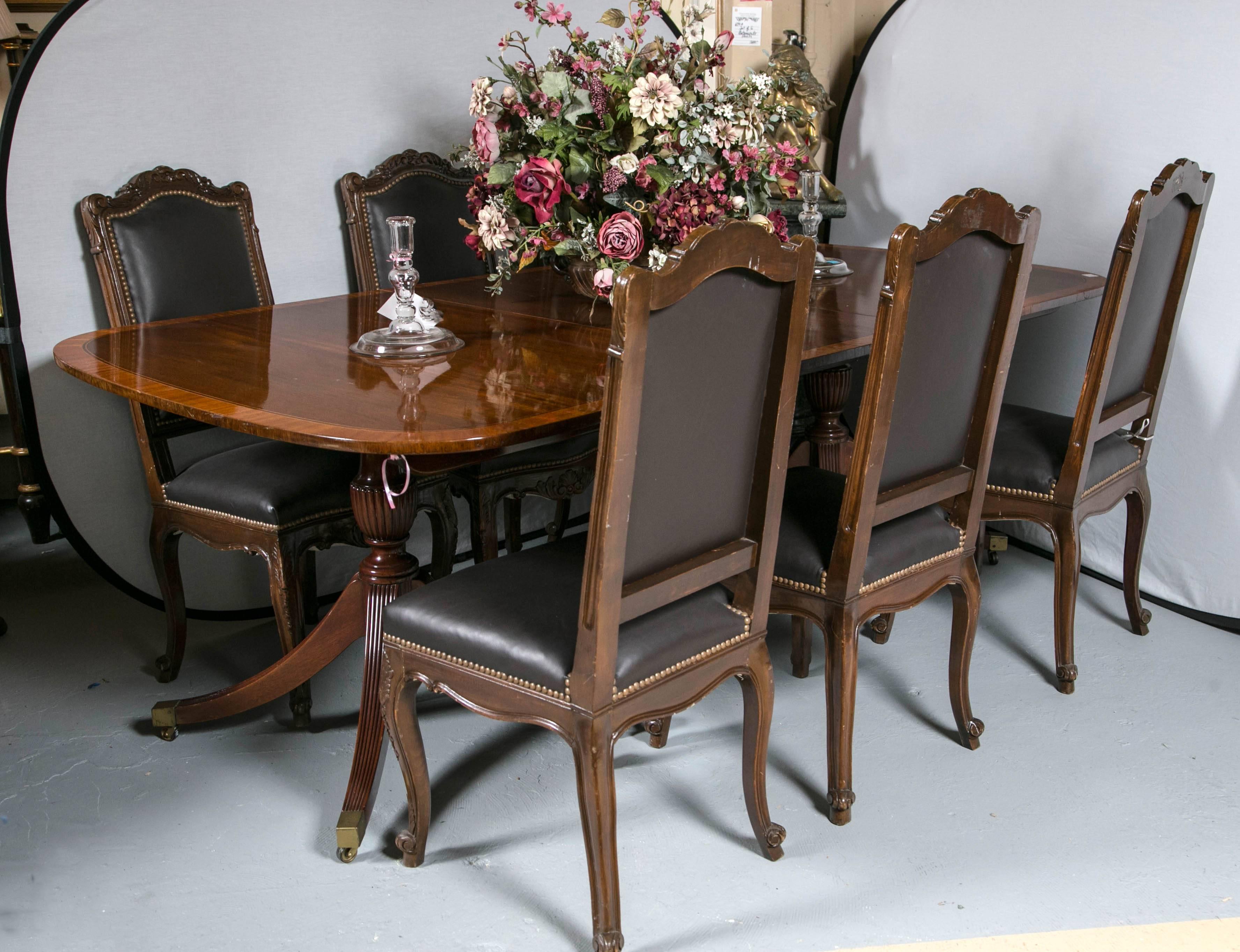 Baker Furniture Company dining table. This finely satinwood inlaid banded dining table has two 17.5
