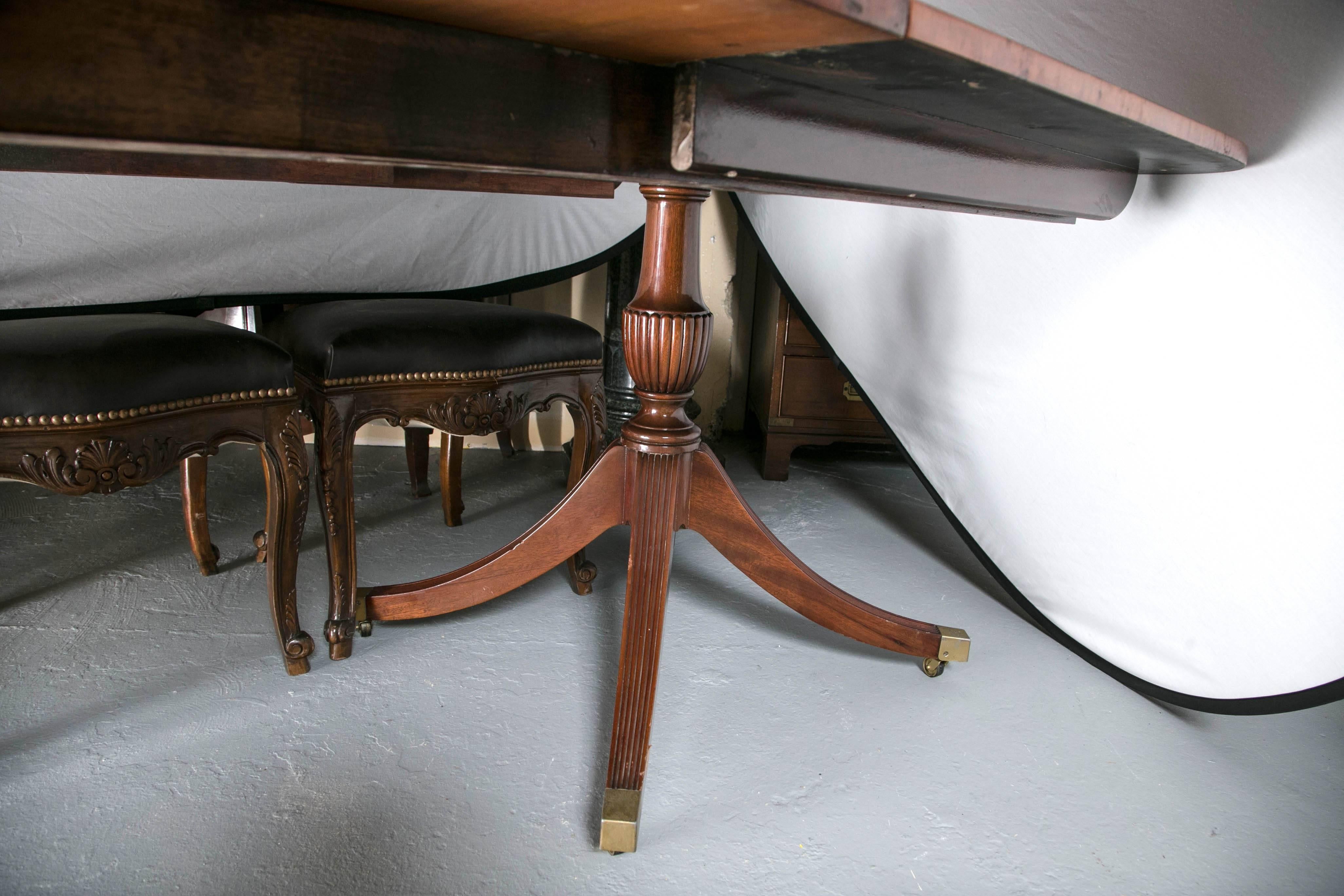 Georgian Style Mahogany Banded Dining Table by Baker with Two Leaves In Good Condition In Stamford, CT