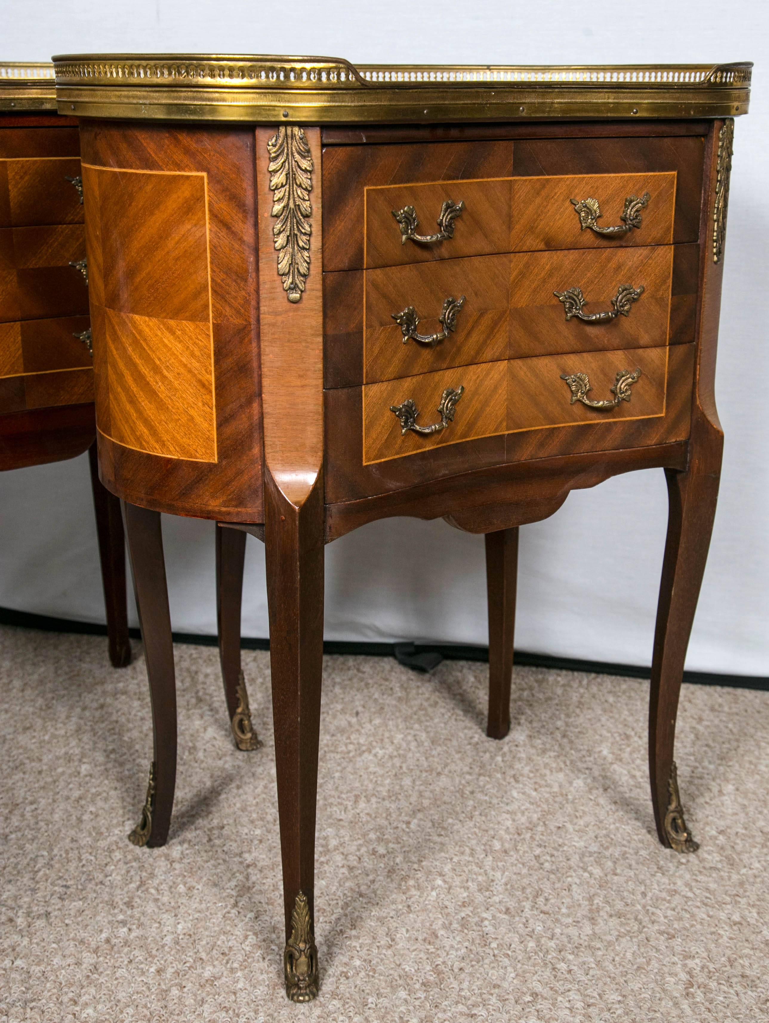 Pair of Louis XV Style Marble-Top Kidney Shaped Stands In Good Condition In Stamford, CT