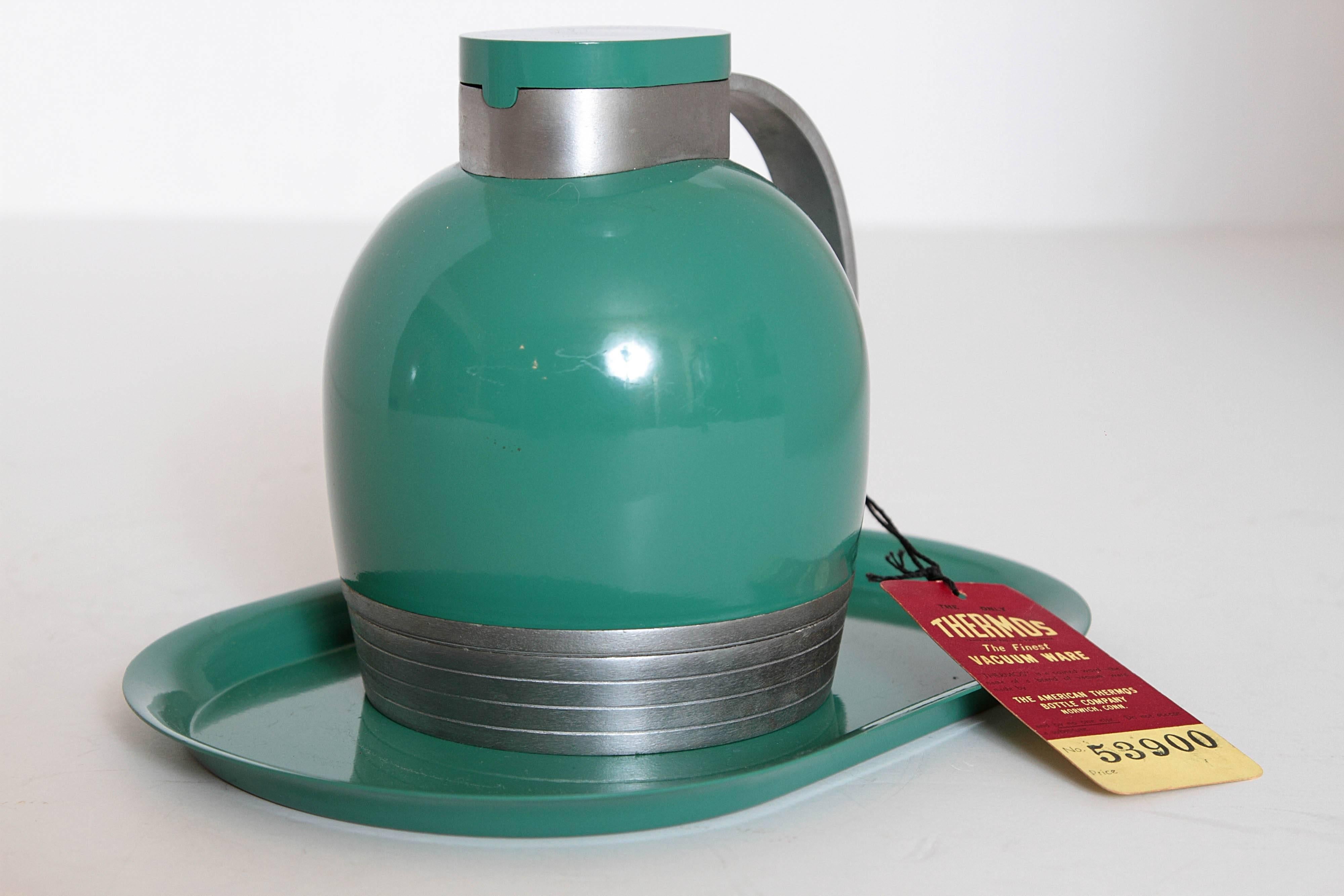 Machine Age Art Deco Henry Dreyfuss #539 Thermos, original tray and tag, museum quality modernist streamline iconic Industrial design

Great rarer green color, tray, cap, under-base flocking and tag.
No water bubbling damage on top, likely