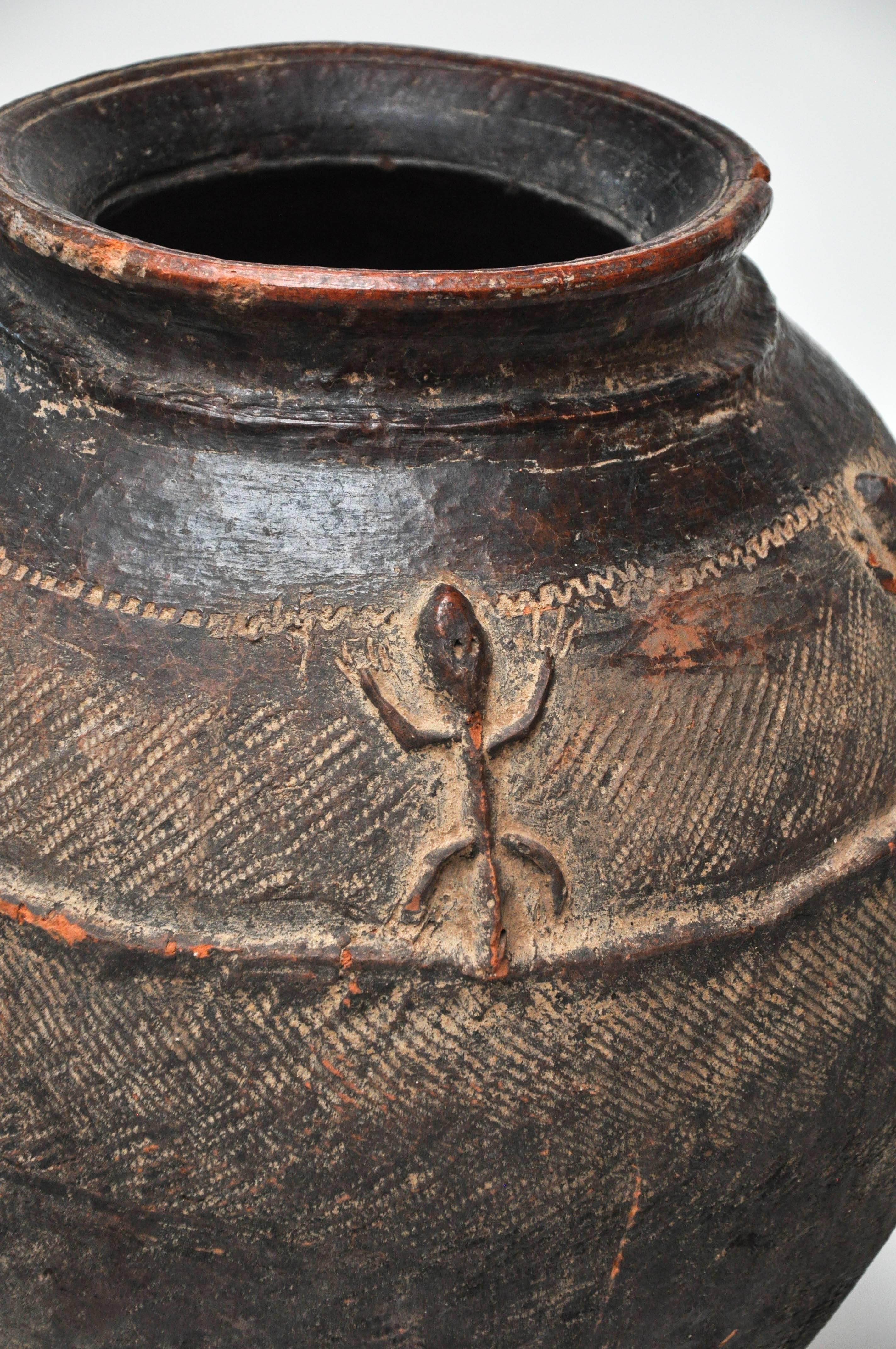19th century African red clay water pot. This piece is from Mali. This generous size pot features textured and raised detailing and a beautiful patina

Dimensions: 16.5 diameter x 18.75