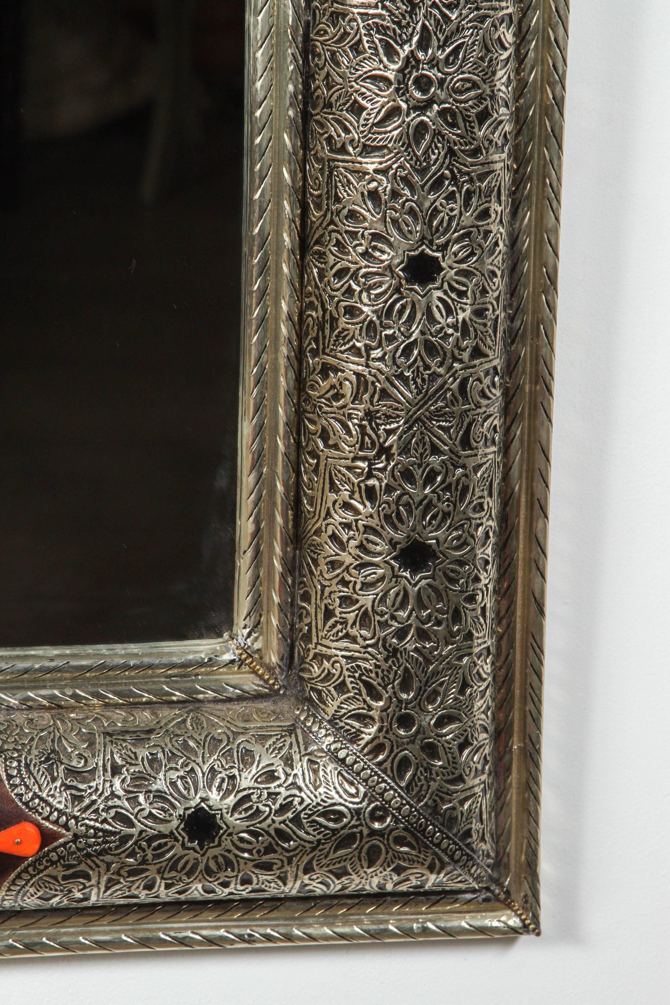 Elegant Moroccan mirror decorated with silver metal delicately engraved and wrapped with leather and amber color stones.
The inside mirror has a Moorish arch in leather and fine filigree silver décor.
Hand-crafted rectangular Mirror.
Artisan