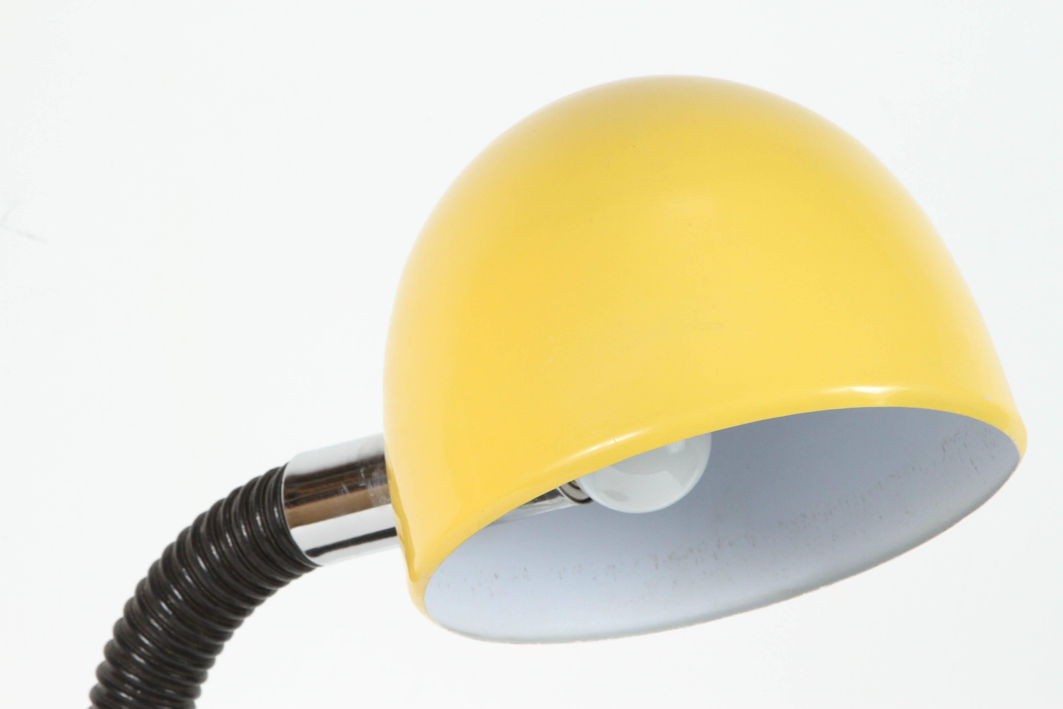 Mid-Century Modern Lampe de bureau moderniste jaune émaillée en vente