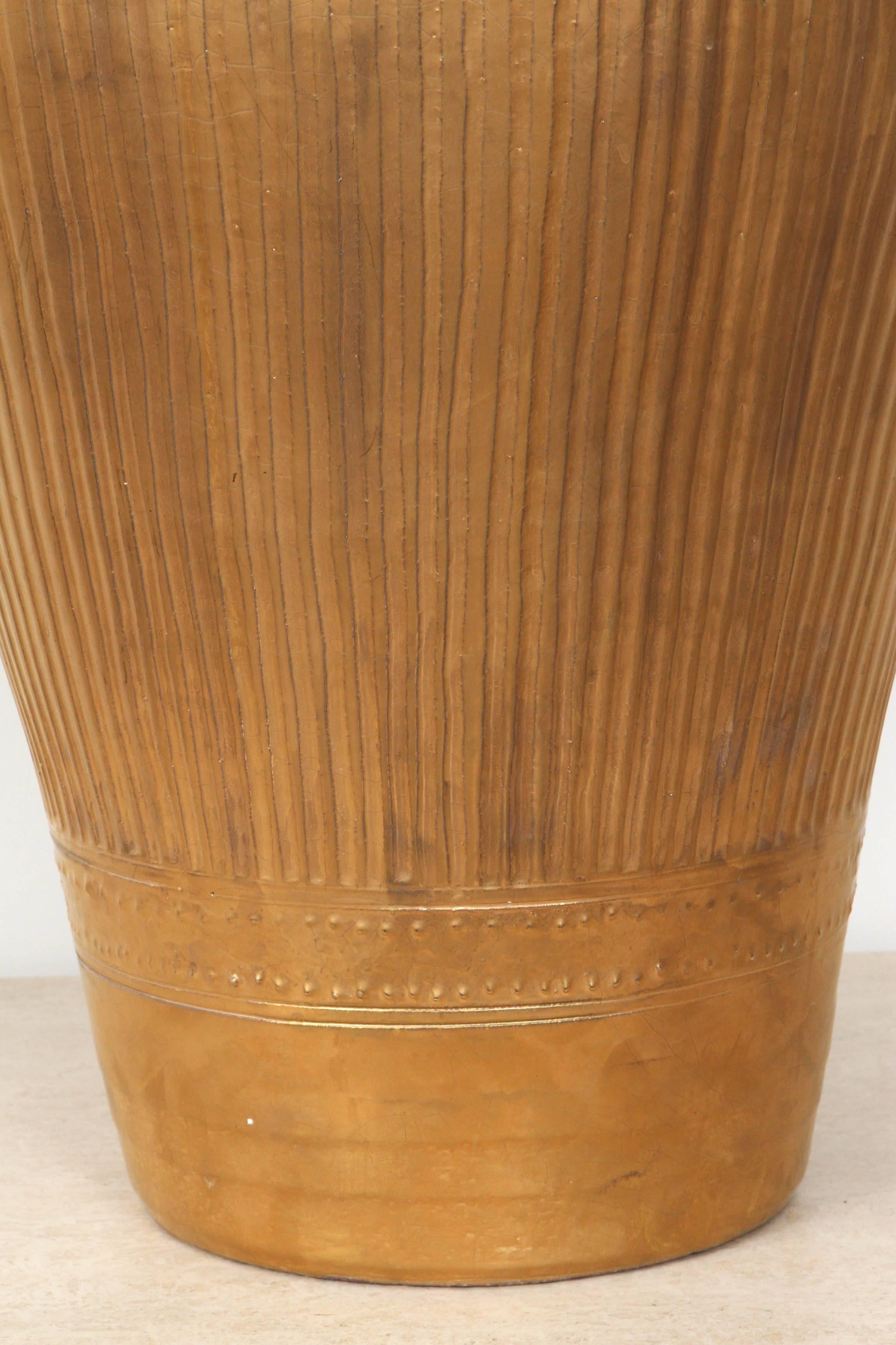 Magnifique et énorme urne en céramique dorée Excellent état - En vente à New York, NY