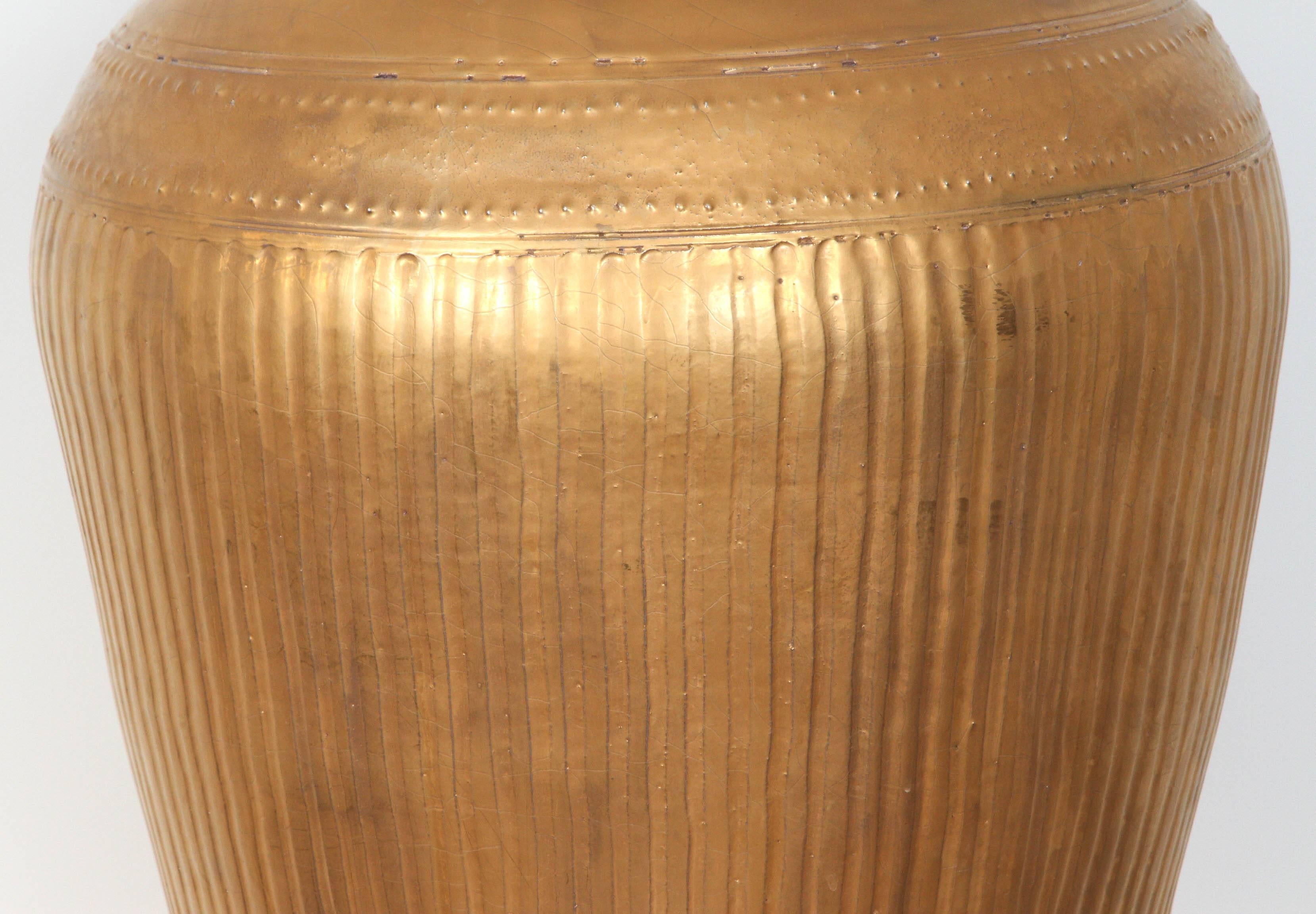 Céramique Magnifique et énorme urne en céramique dorée en vente