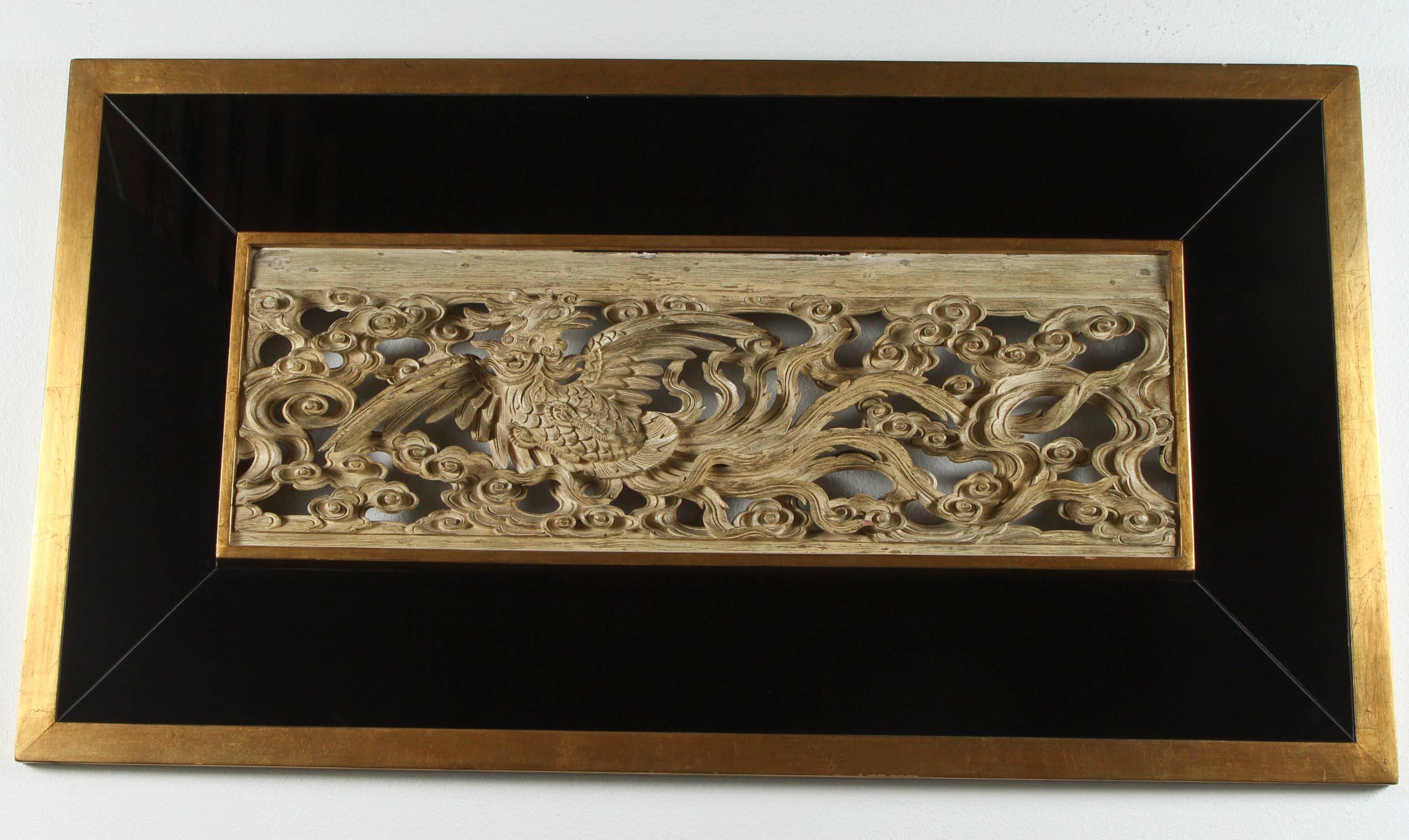 Beautiful Oriental Carving Framed in Black Mirror and Gilded Wood For Sale 1