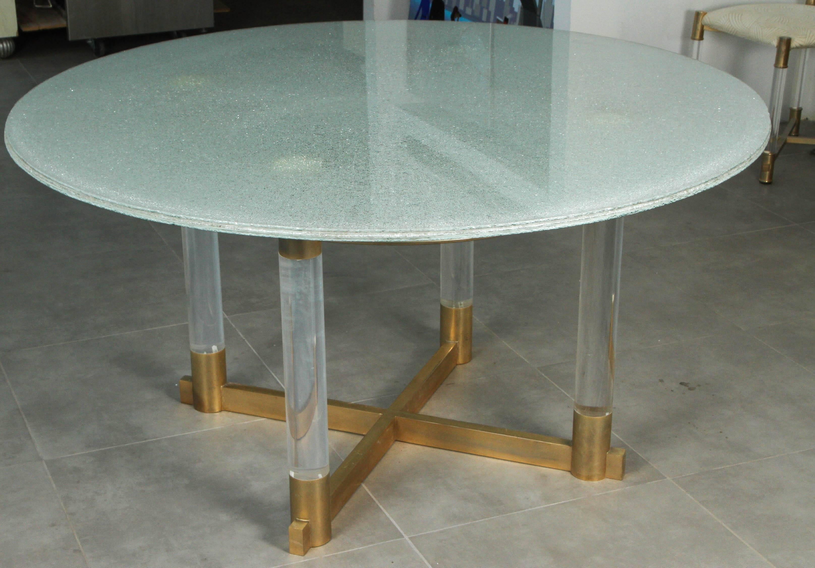 Laiton Table de salle à manger en verre craquelé avec base en lucite et laiton en vente