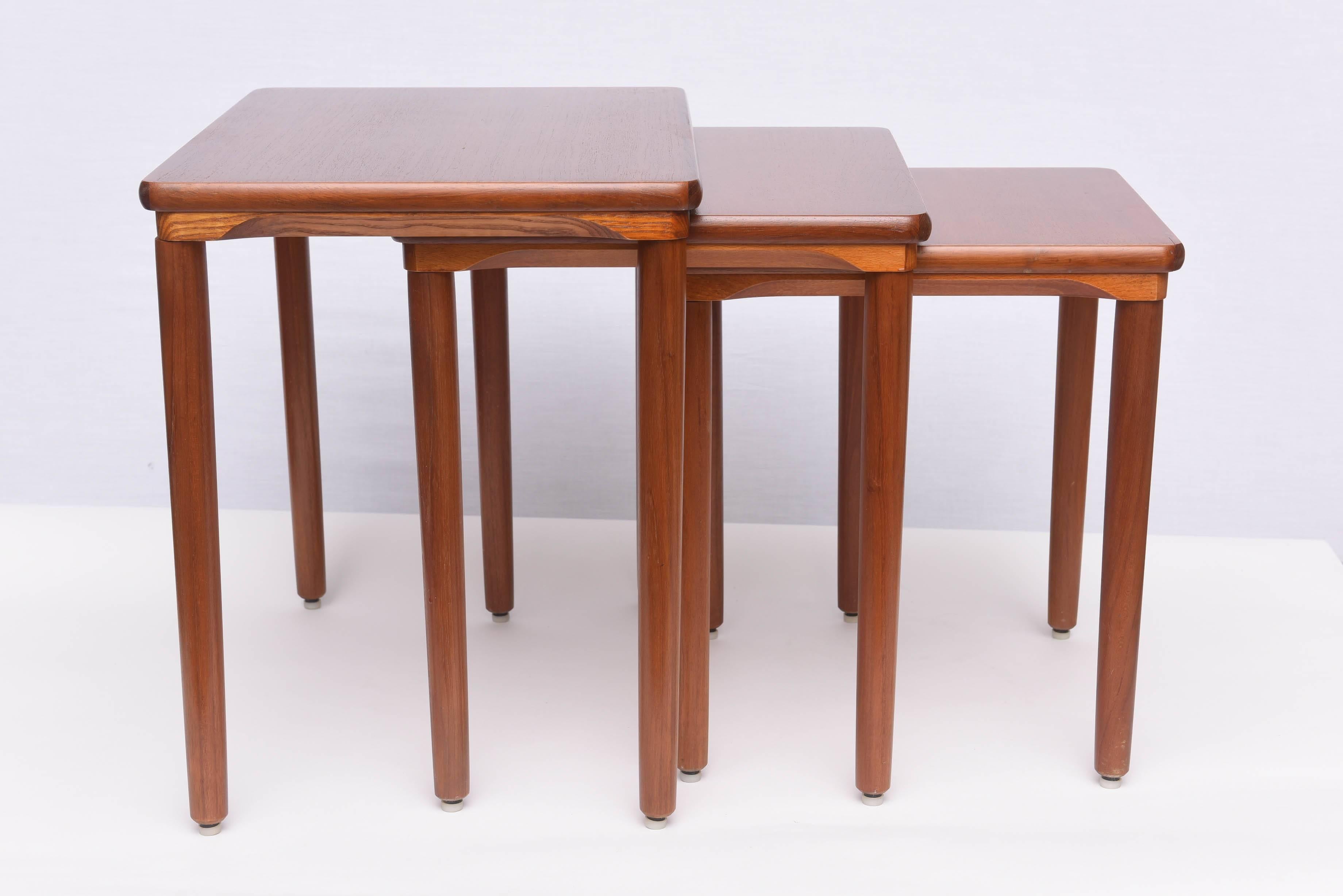 Magnifique ensemble de tables gigognes restaurées en teck par EW Bach pour Mobelfabriken Toften.  