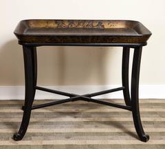 Vassoio Regency in lacca di cartapesta nera e dorata con supporto successivo, XIX secolo