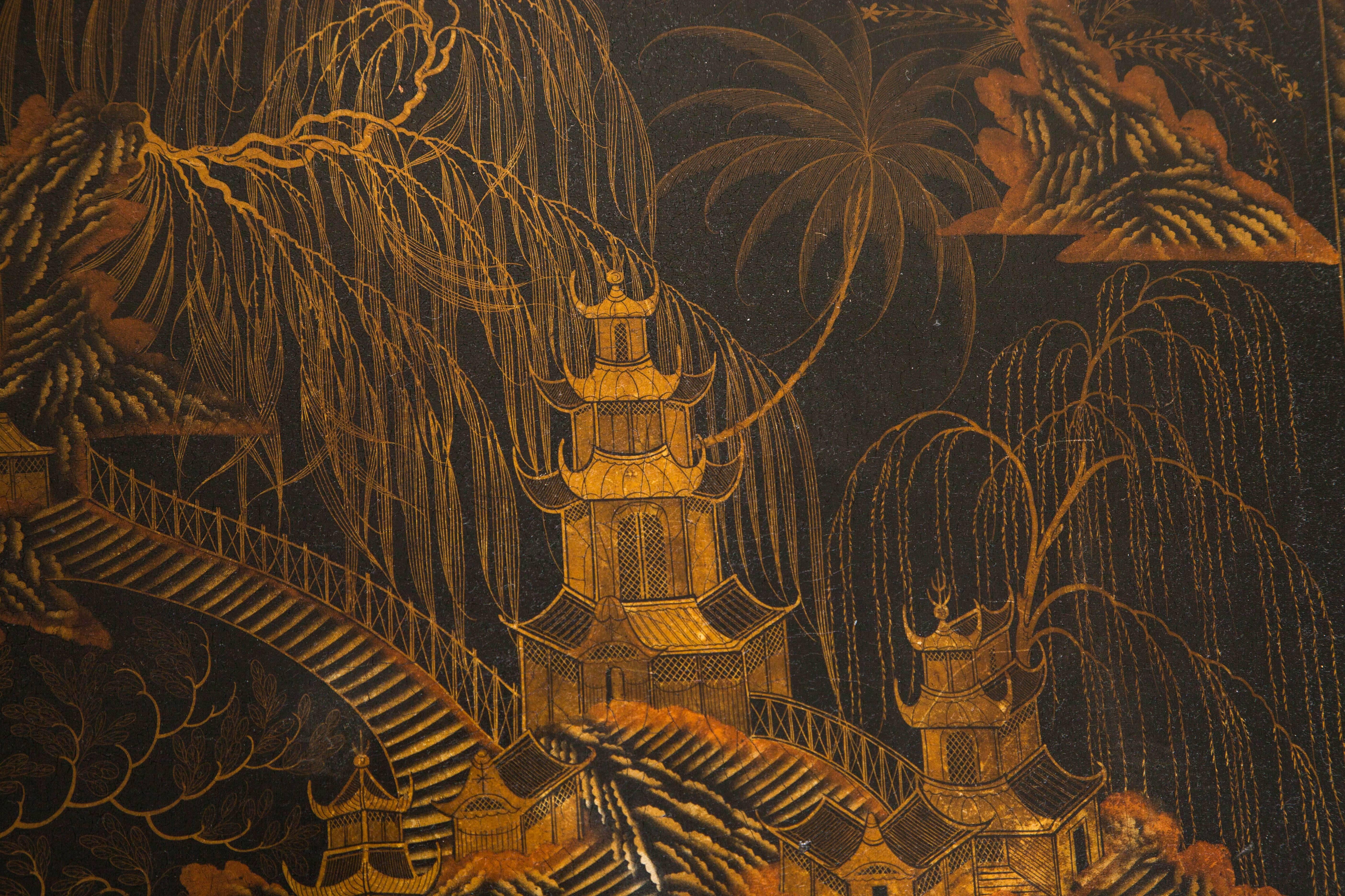 Regency-Tablett aus schwarzem und vergoldetem Papiermaché-Lack mit späterem Ständer, 19. Jahrhundert im Zustand „Relativ gut“ im Angebot in Spencertown, NY