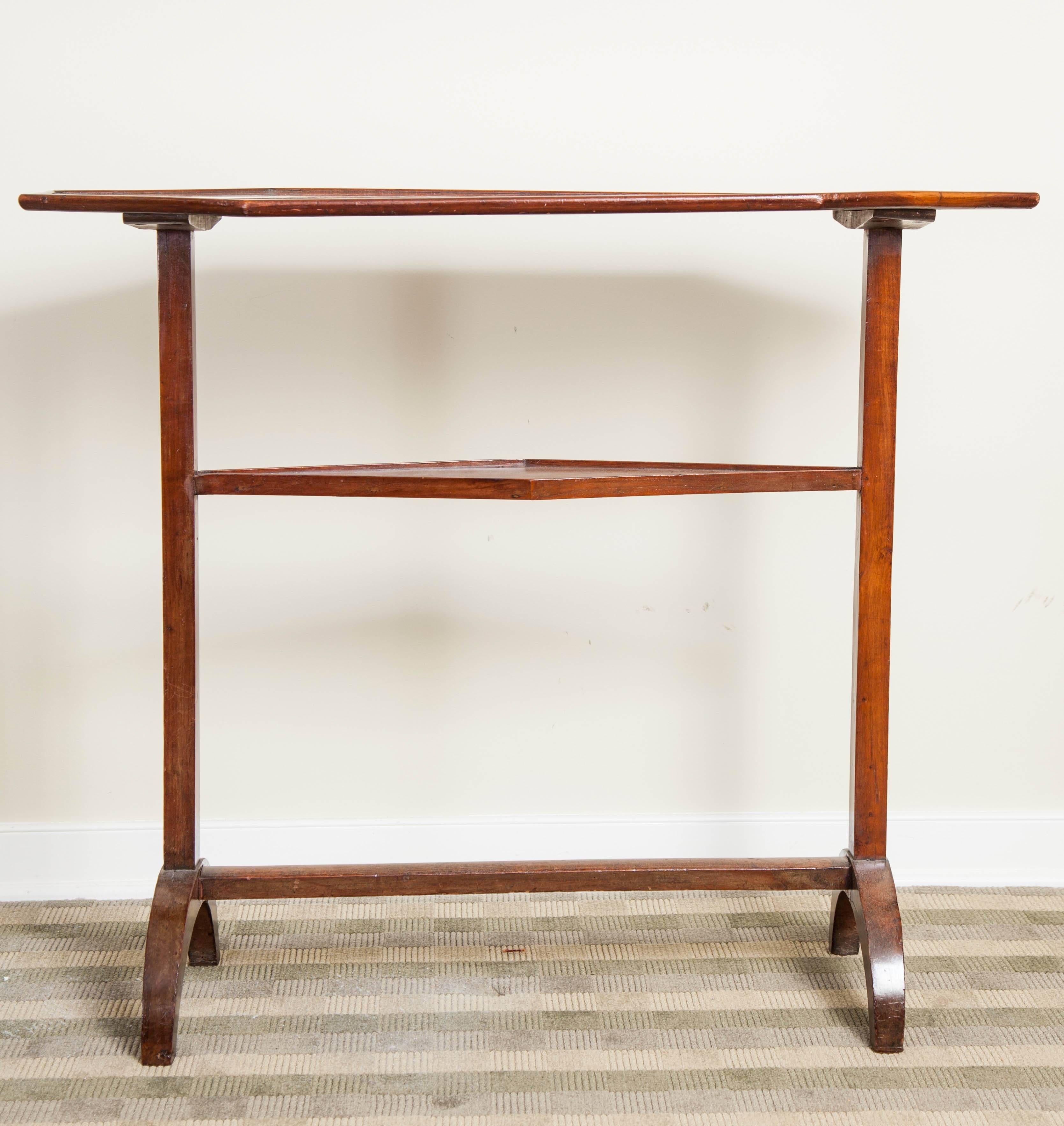 Directoire Tisch aus Mahagoni, frühes 19. Jahrhundert. Ein Tisch mit achteckiger Platte und unterem Regal.