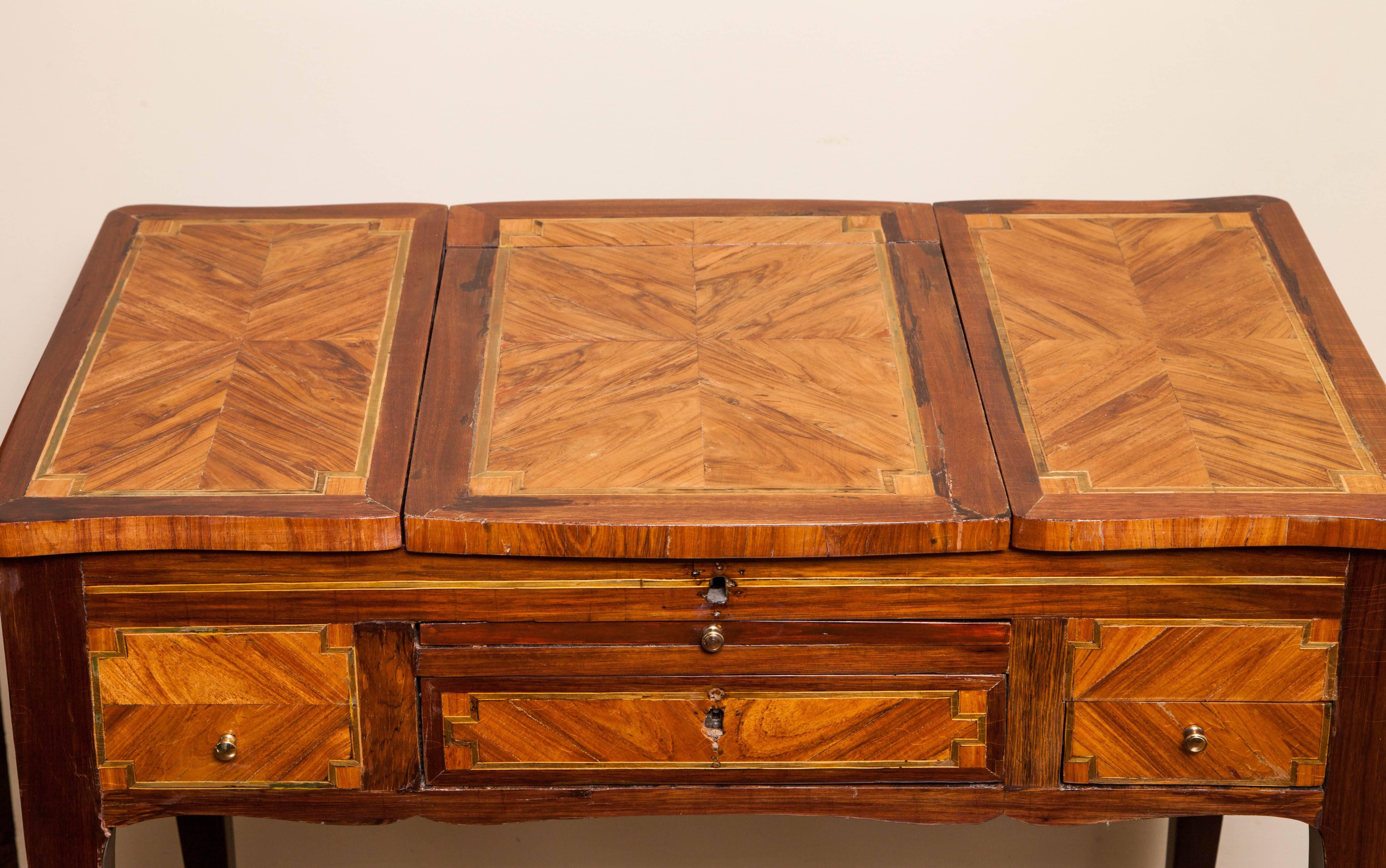 Louis XV Tulipwood and Amaranth Table De Toilette, circa 1760 In Good Condition For Sale In Spencertown, NY