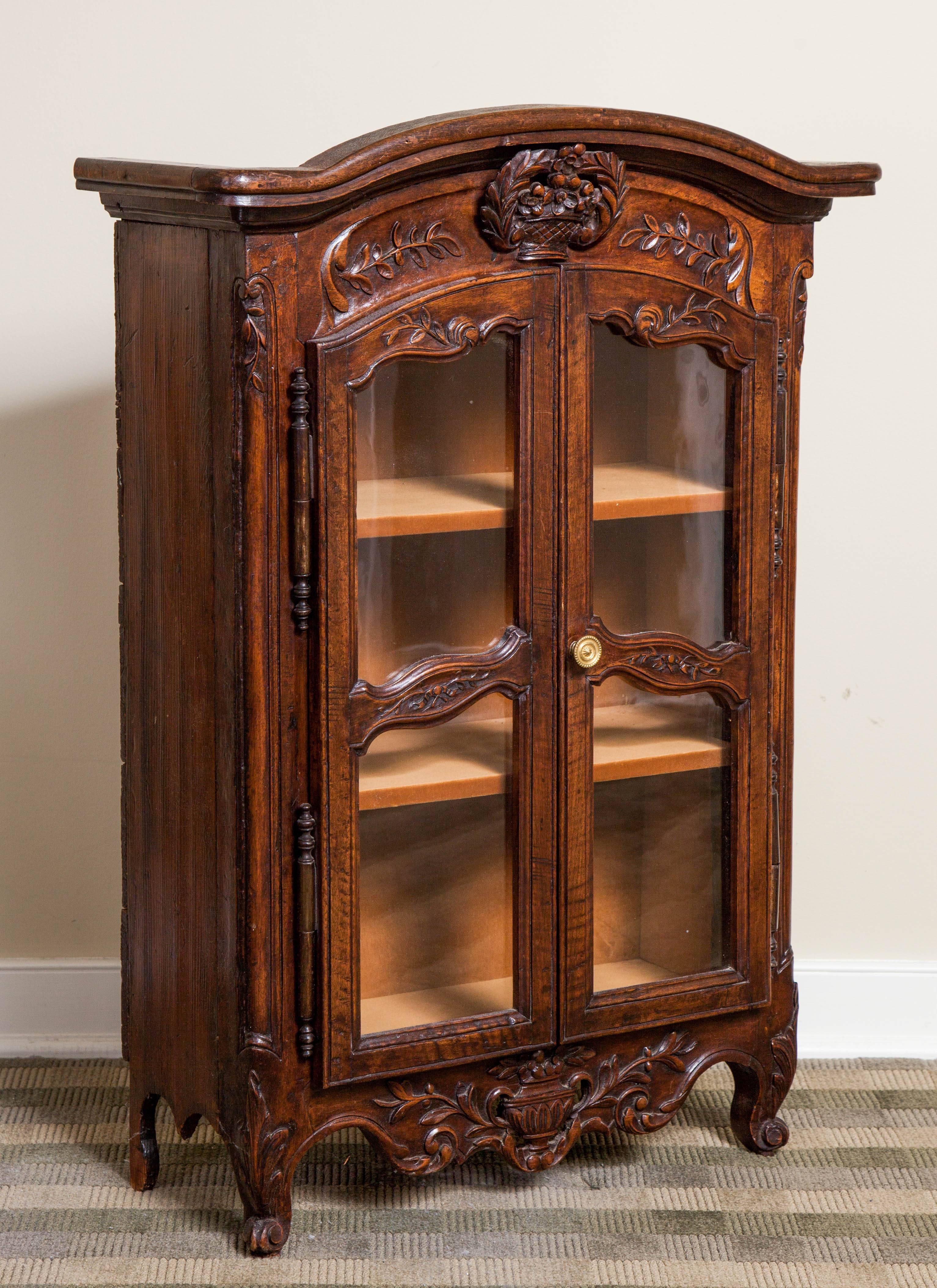 Armoire miniature de style Louis XV en noyer, XIXe siècle en vente 2