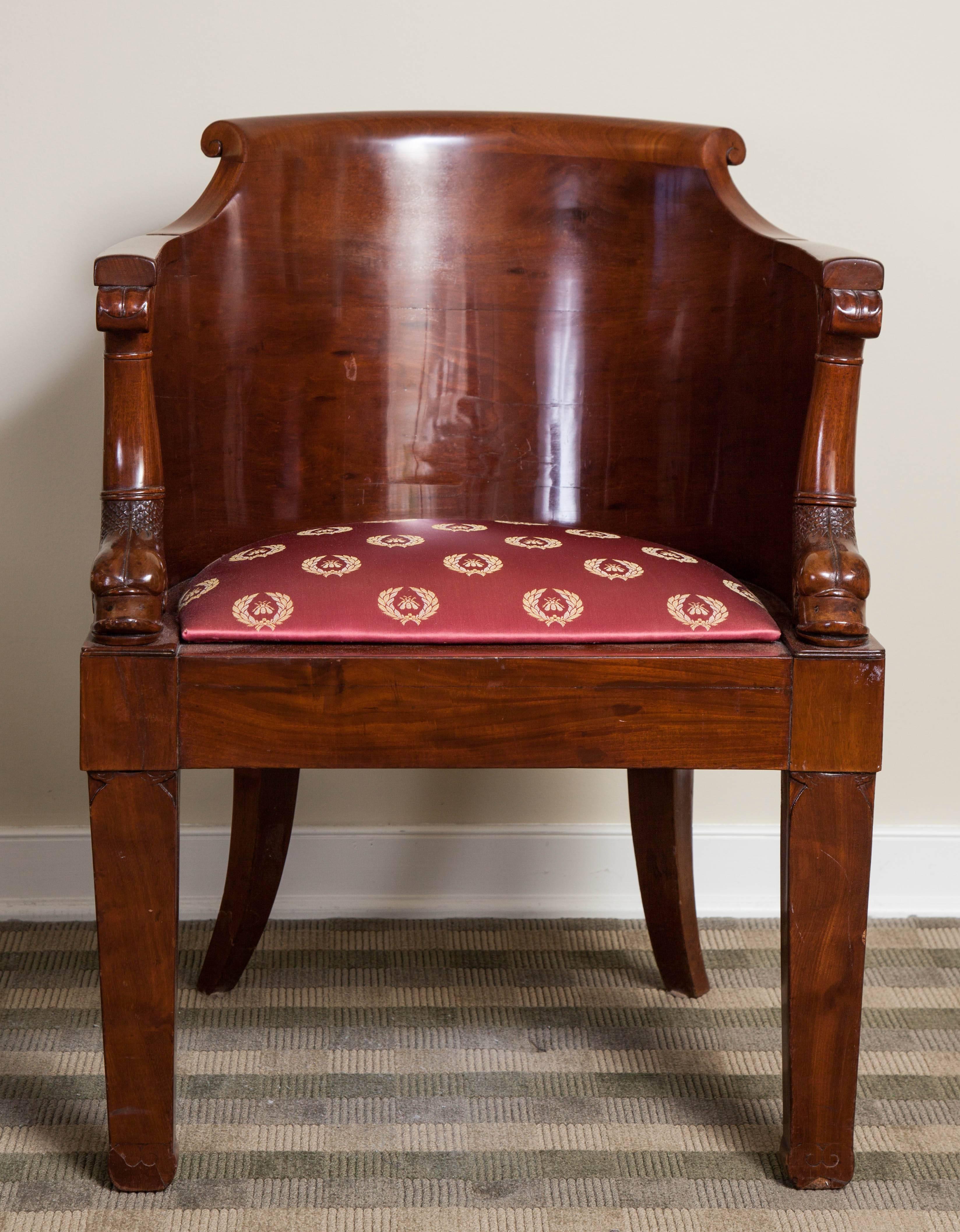 Empire Empire-Schreibtischstuhl aus massivem Mahagoni, frühes 19. Jahrhundert (Geschnitzt) im Angebot
