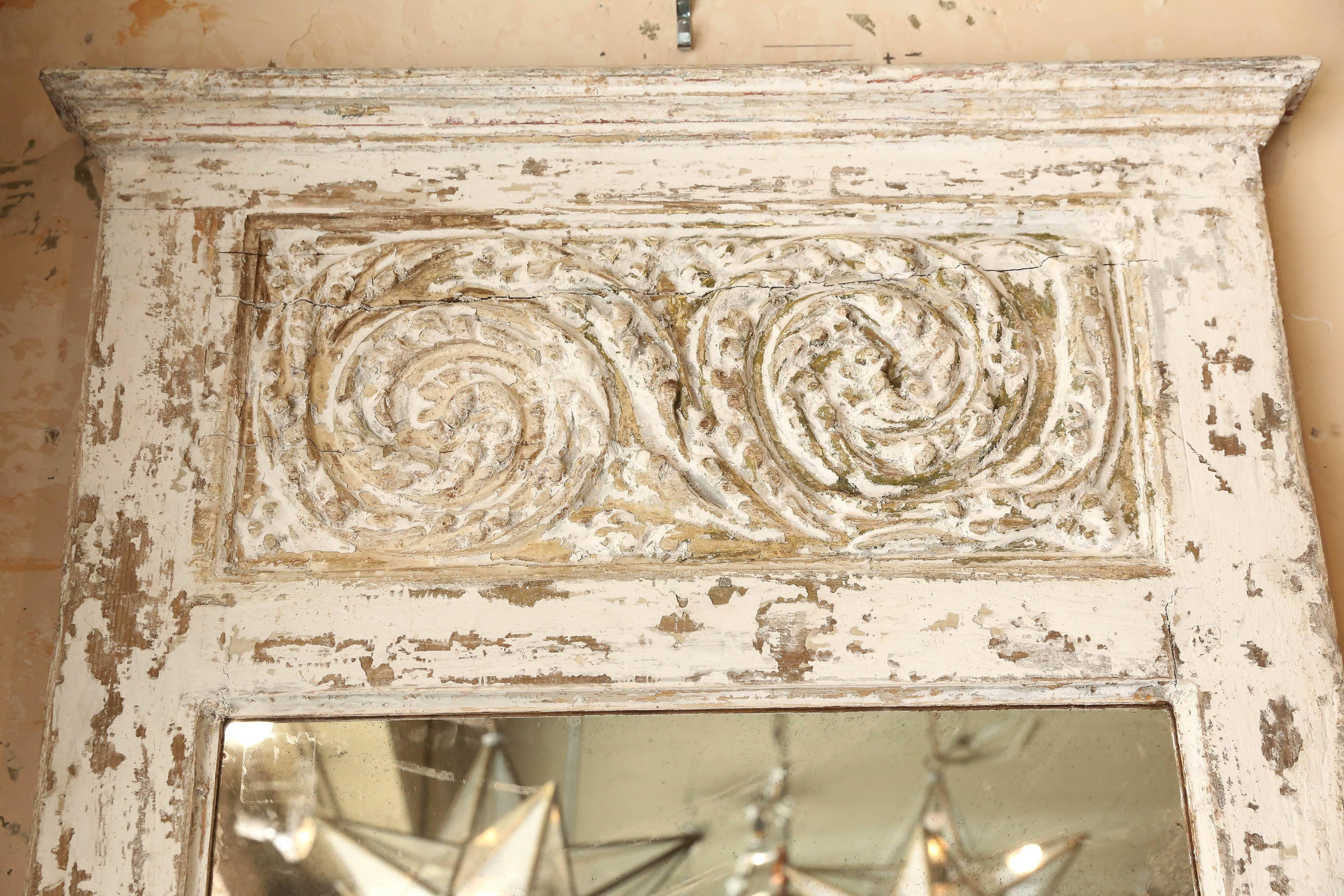 Trumeau dipinto proveniente dalla Provenza. La finitura intagliata e dipinta è stata raschiata.

Nota: la finitura originale/precoce del metallo antico e vintage include alcune o tutte le seguenti caratteristiche: patina, incrostazioni, ruggine