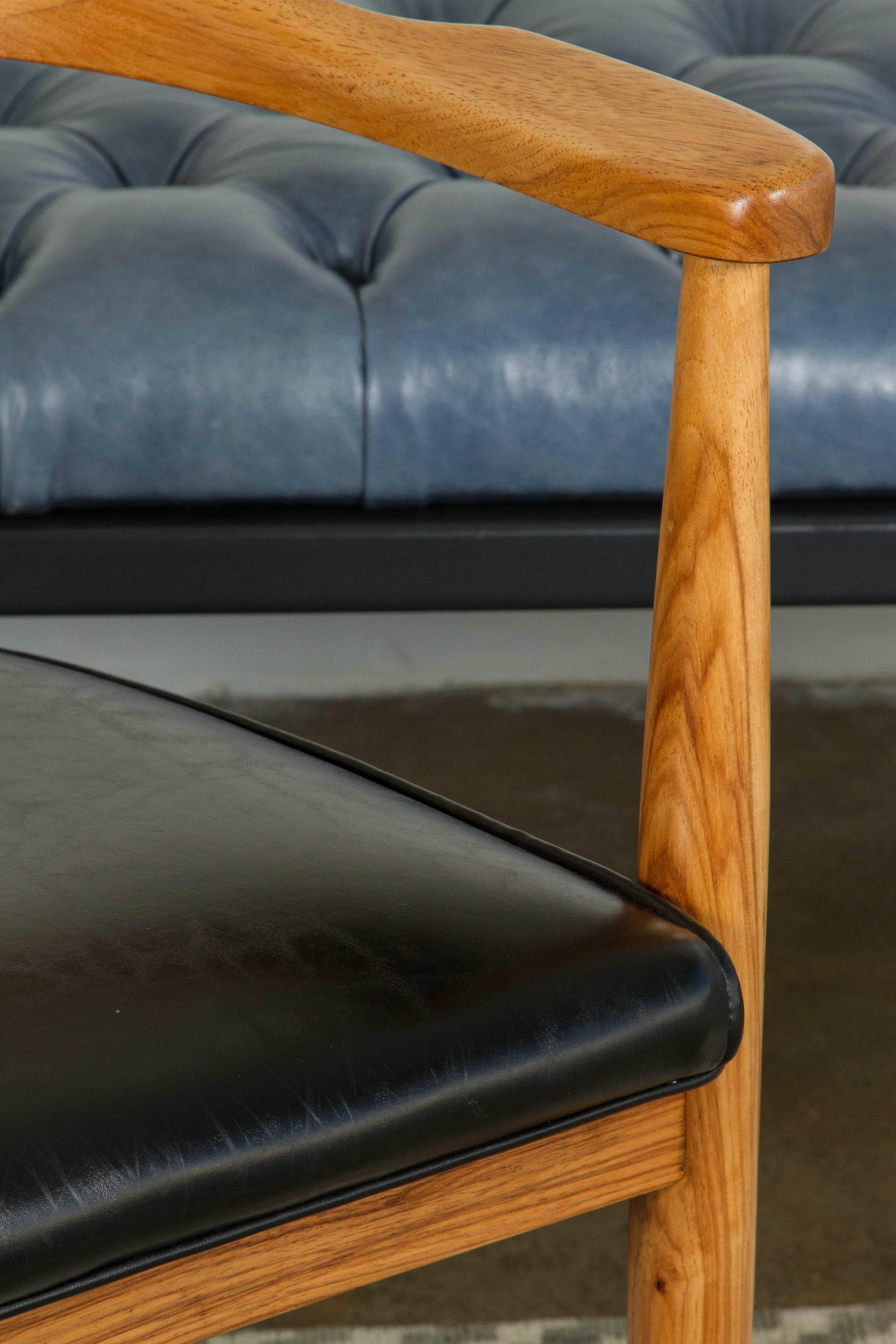 Pair of vintage Hans Wagner side chairs.

Measure: 17