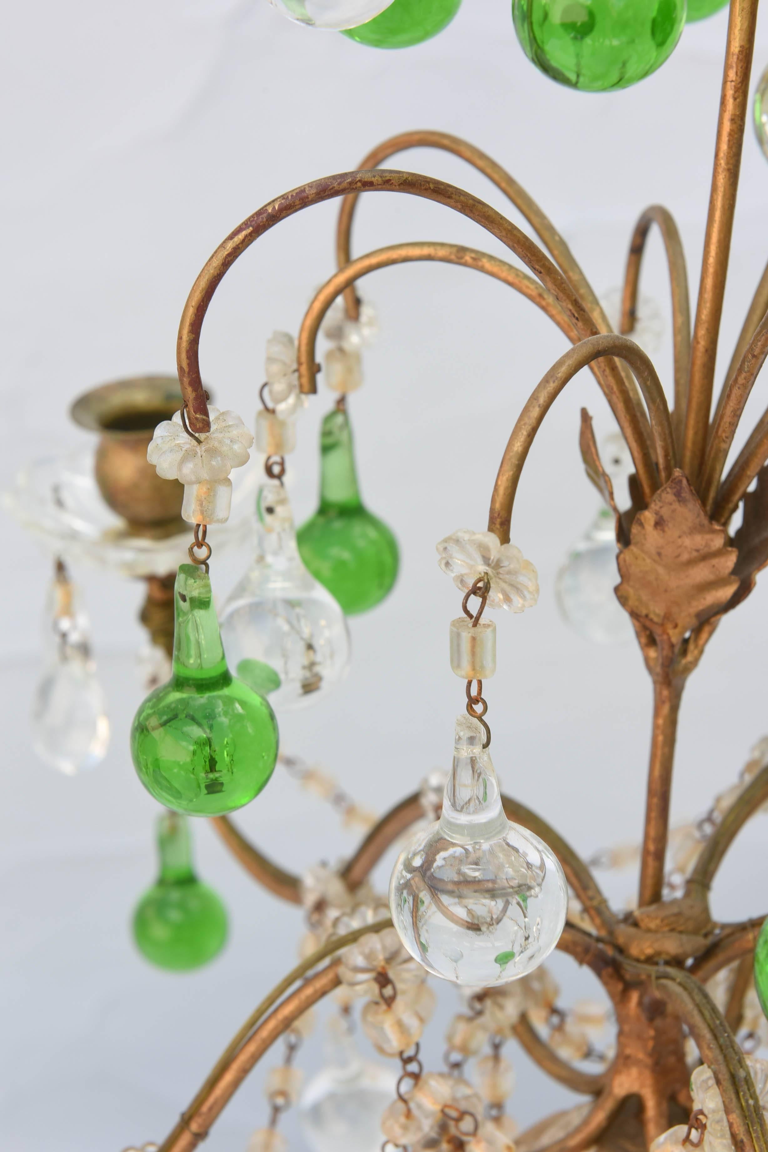 Paar italienische Girandolen mit smaragdfarbenen Kristalltropfen verziert (Glas) im Angebot