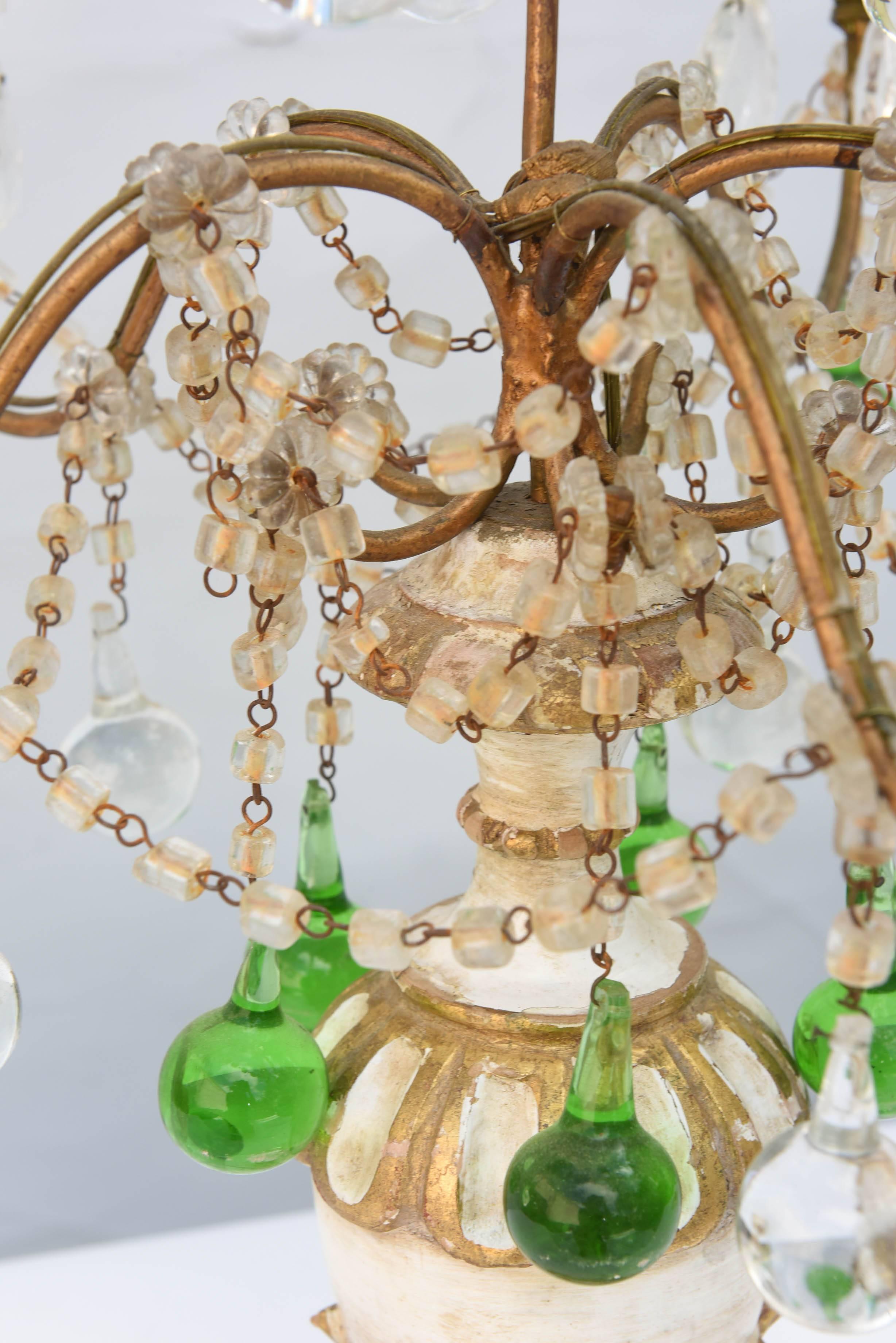 Paire de girandoles italiennes décorées de gouttes de cristal de couleur émeraude en vente 2