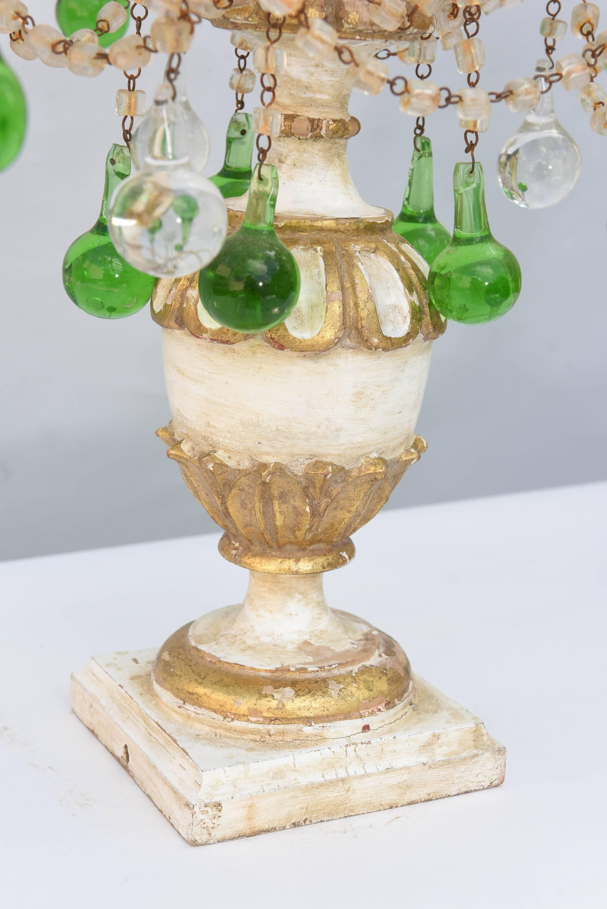 Paire de girandoles italiennes décorées de gouttes de cristal de couleur émeraude en vente 3