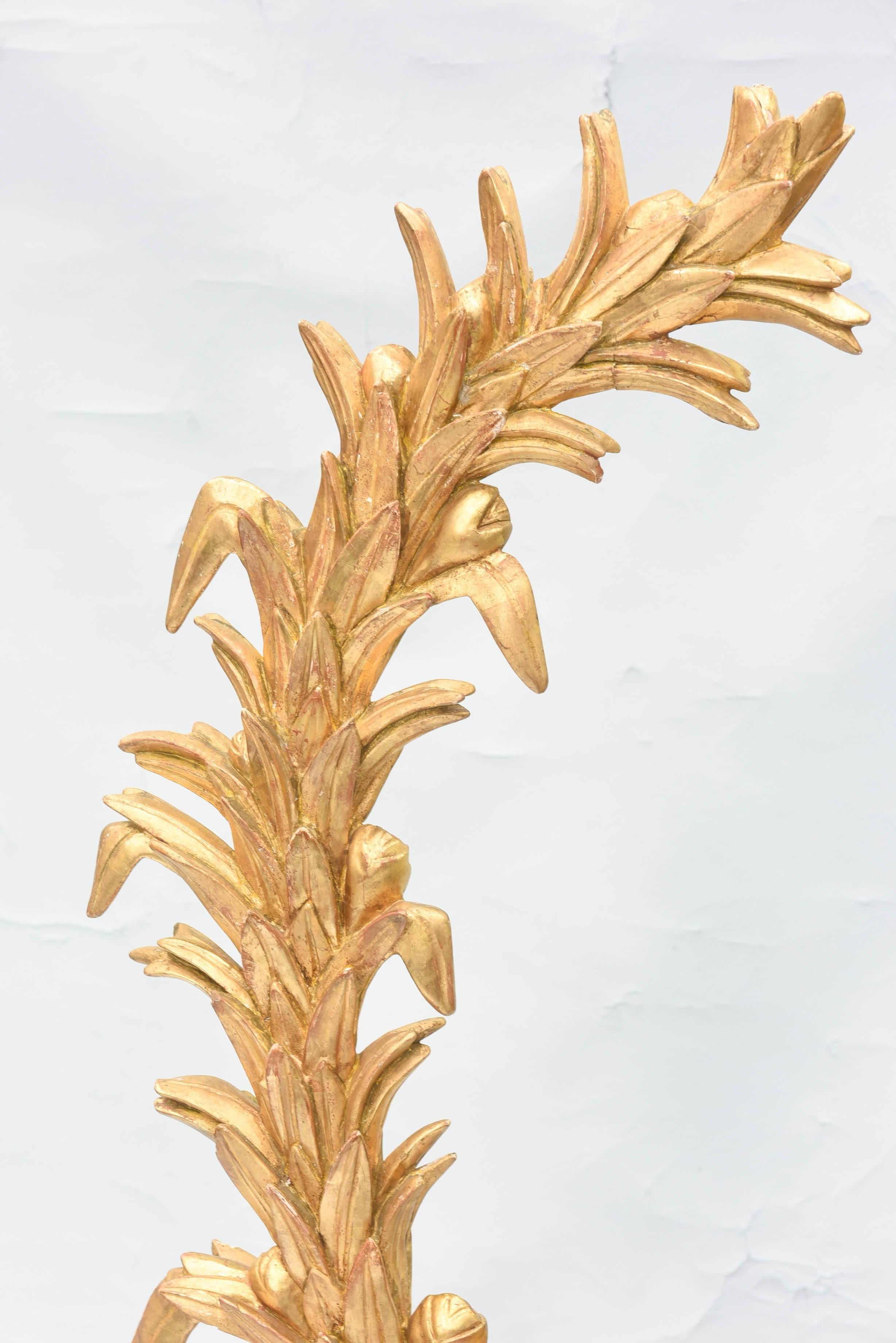 Coppia contrapposta di frammenti di legno dorato antico, ciascuno dei quali scolpisce un gambo foliato a scorrimento, montati su basi in lucite personalizzate.

ID stock: D9269