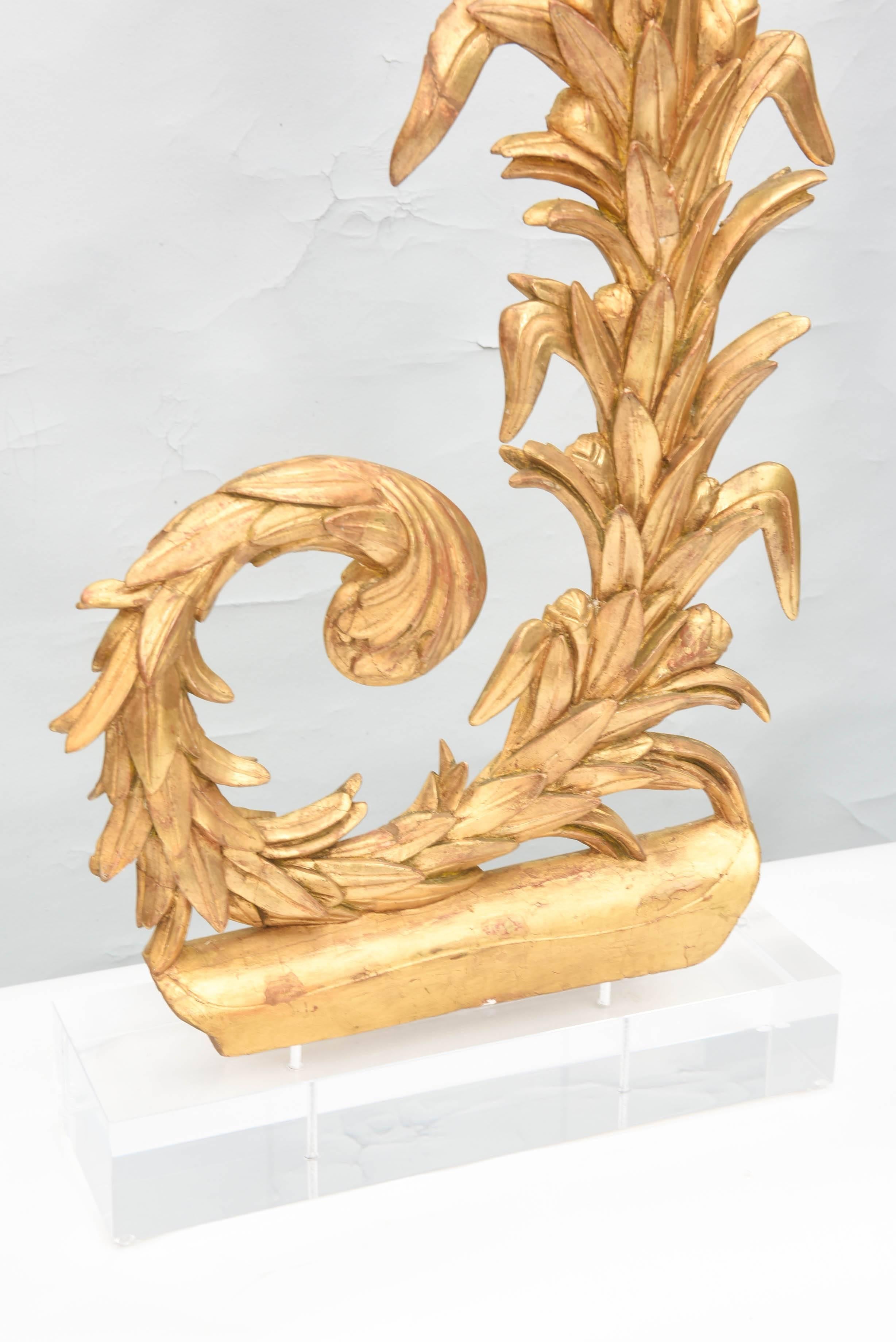 Coppia di sculture in legno dorato italiano del XIX secolo su basi in lucite in vendita 1