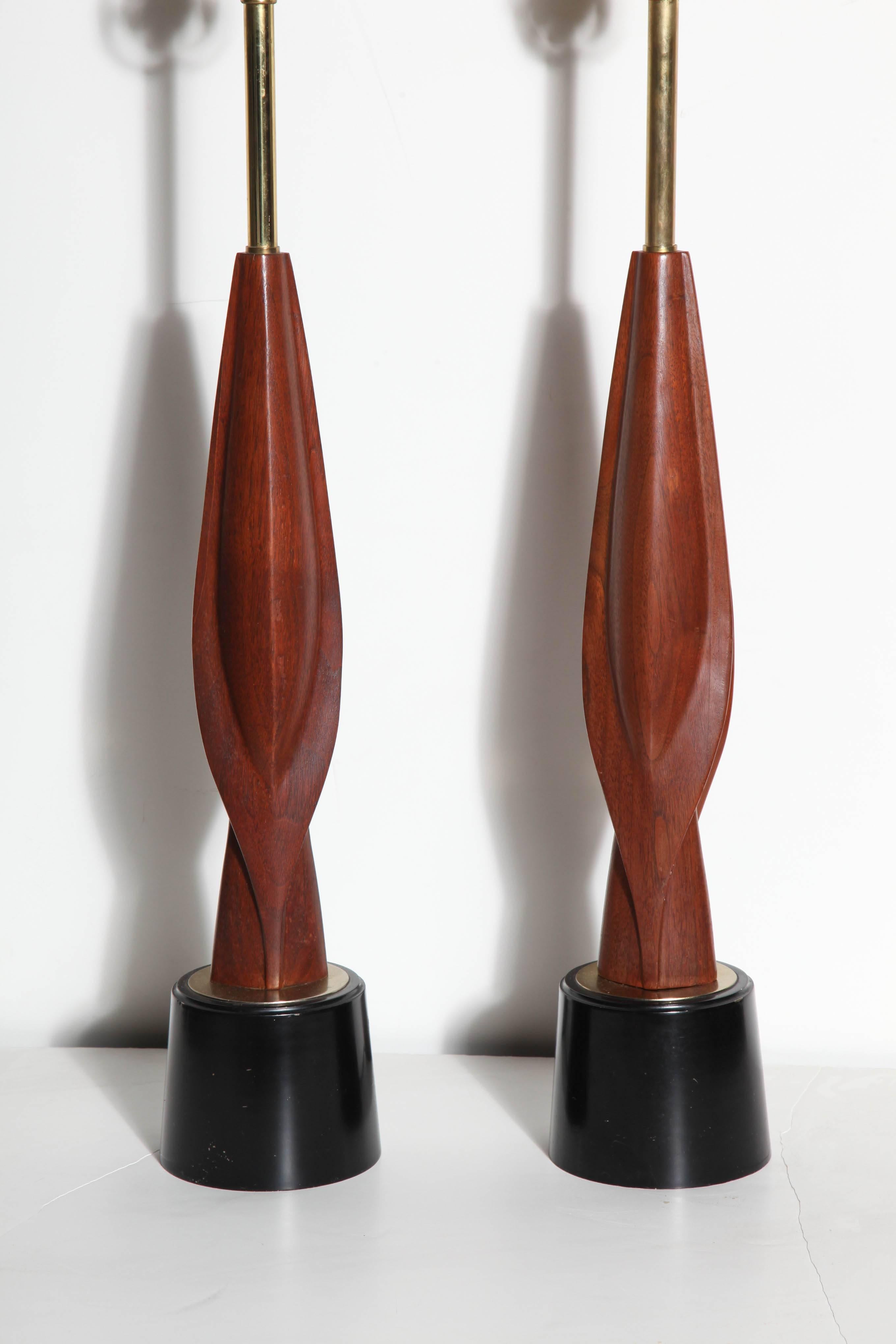 Großes Paar skulpturaler Tischlampen aus Nussbaum und schwarzer Emaille, Richard Barr für Laurel (amerikanisch) im Angebot