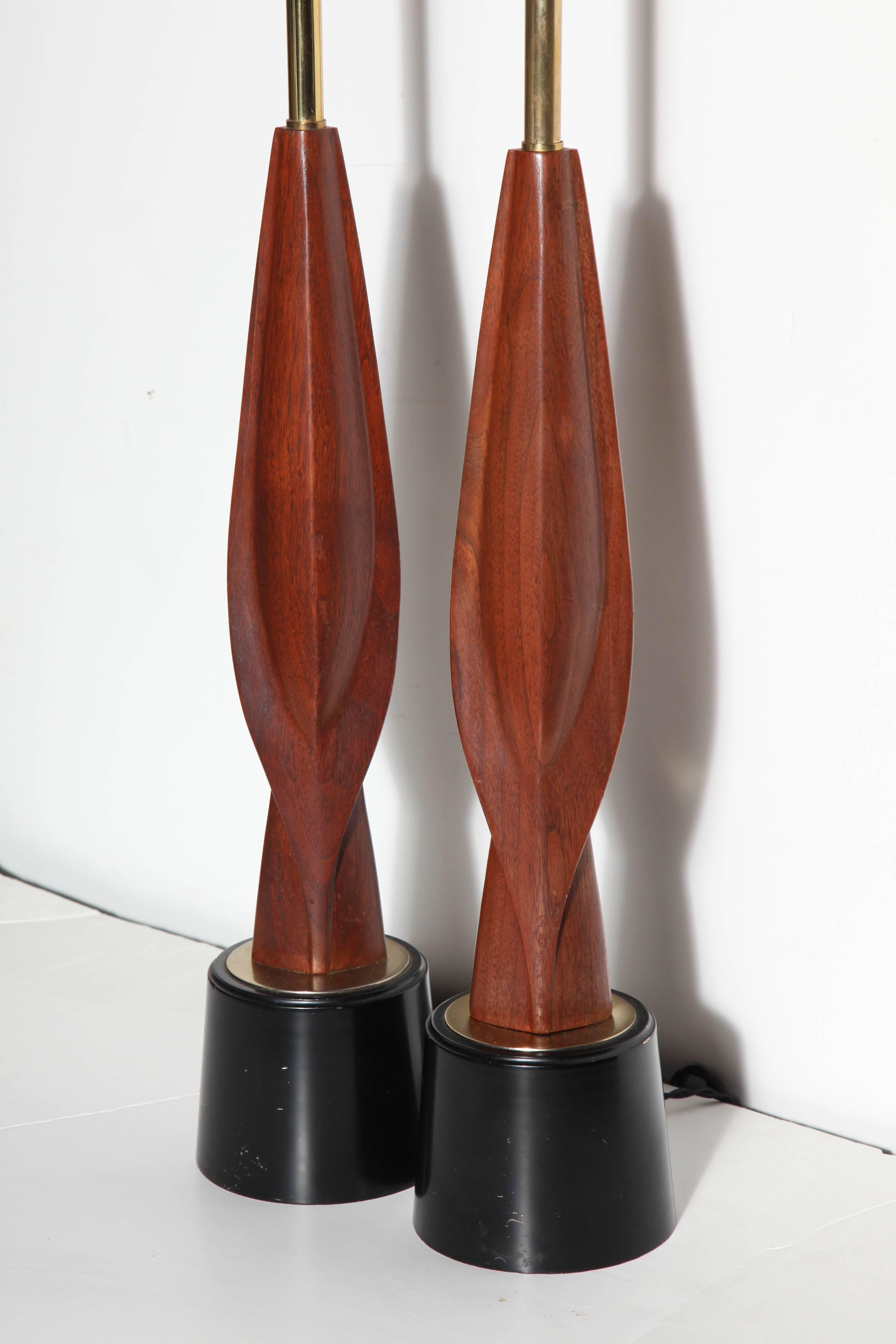 Tall Pair Richard Barr for Laurel Sculptural Walnut & Black Enamel Table Lamps In Good Condition For Sale In Bainbridge, NY